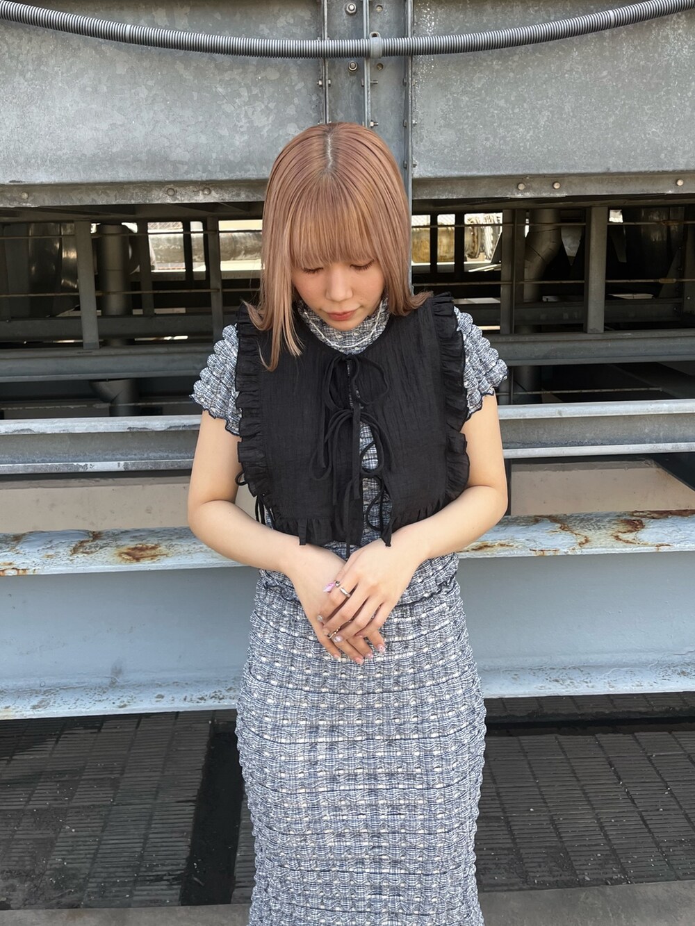 ブルー系のTシャツ/カットソー、ブルー系のスカート、ホワイト系のパンプスを着用したレディースの春コーディネートの5枚目の写真