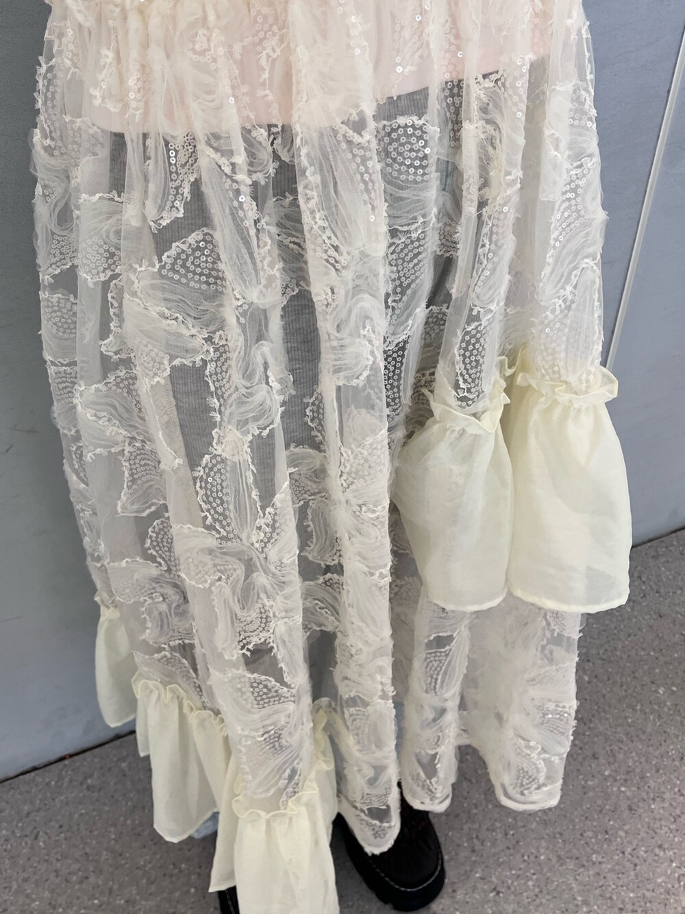 ホワイト系のワンピース、ピンク系のTシャツ/カットソー、グレー系のスウェットパンツを着用したレディースの夏コーディネートの9枚目の写真