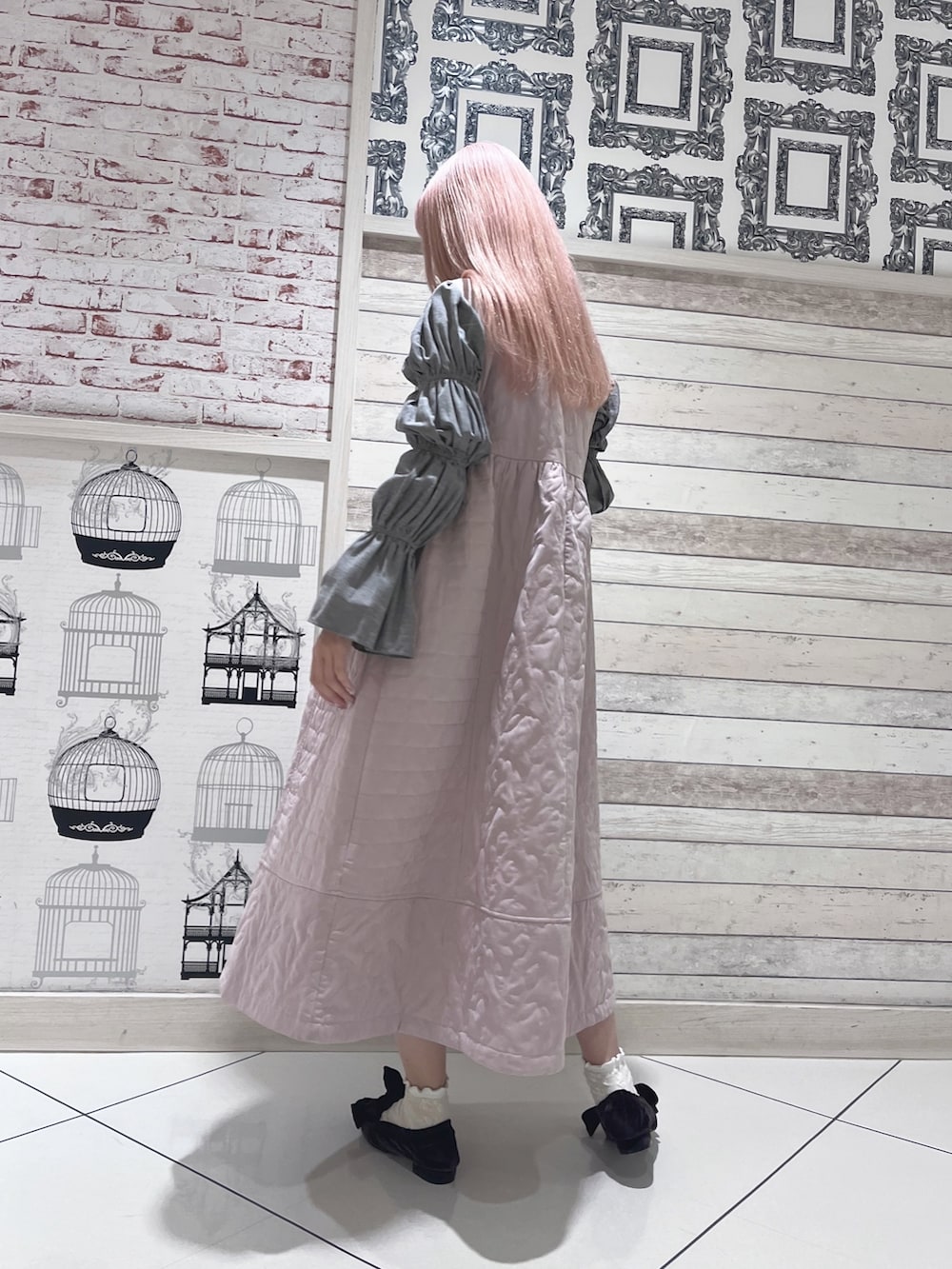 グレー系のシャツ/ブラウス、ピンク系のワンピース、ブラウン系のパンプスを着用したレディースの秋コーディネートの3枚目の写真