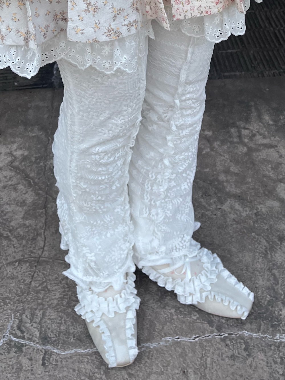 ホワイト系のその他パンツ、ホワイト系のバレエシューズ、グリーン系のTシャツ/カットソーを着用したレディースの冬コーディネートの8枚目の写真