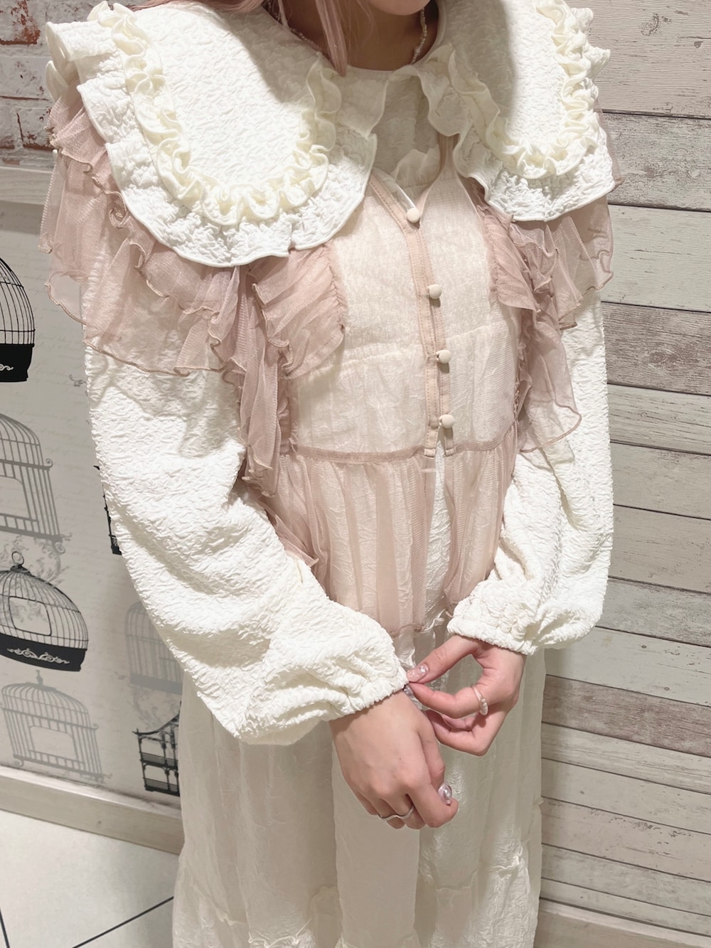 ホワイト系のTシャツ/カットソー、ベージュ系のシャツ/ブラウス、ホワイト系のワンピースを着用したレディースの春コーディネートの6枚目の写真