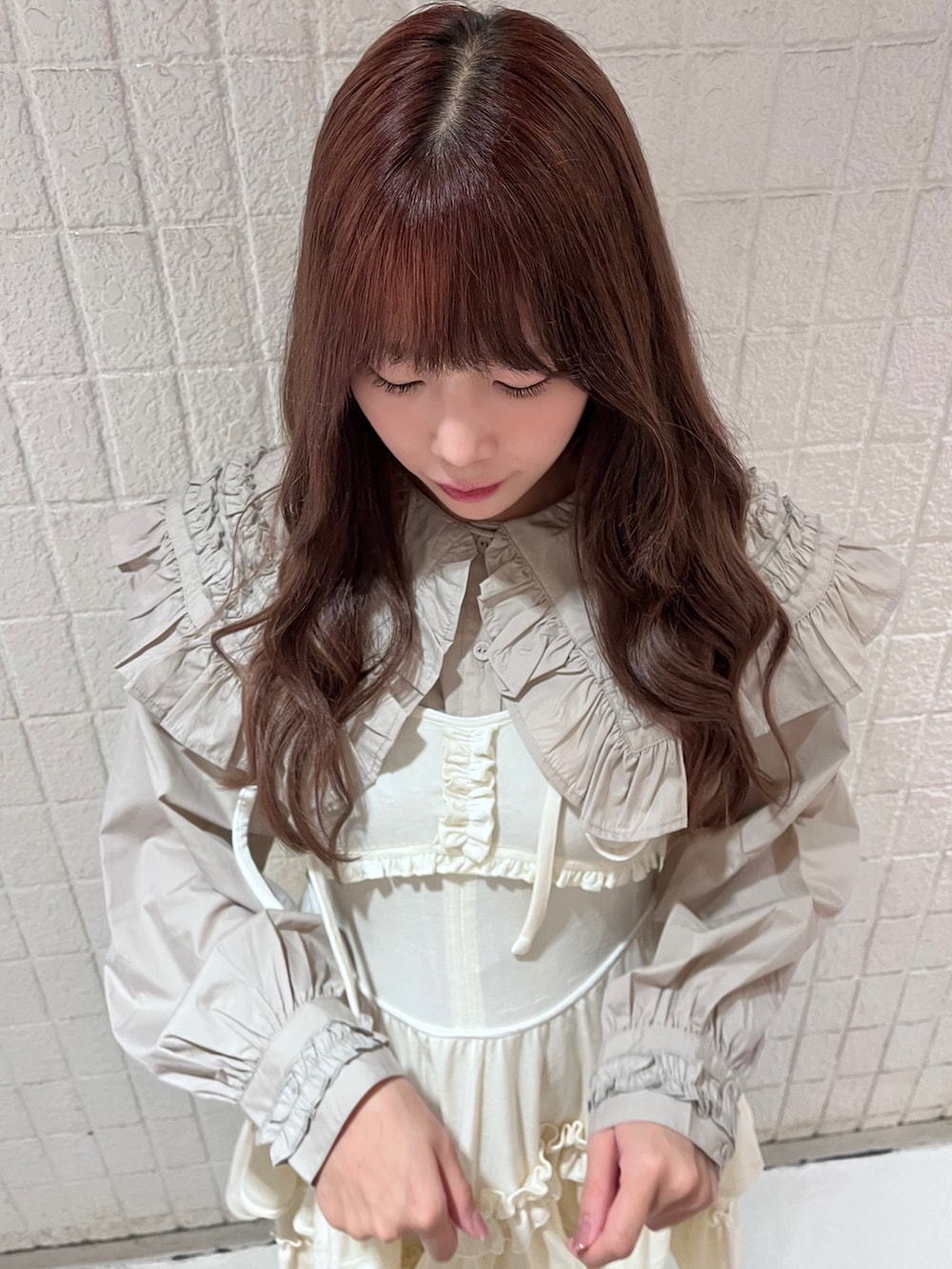 ベージュ系のシャツ/ブラウス、ホワイト系のワンピース、グレー系のスウェットパンツを着用したレディースの秋コーディネートの4枚目の写真