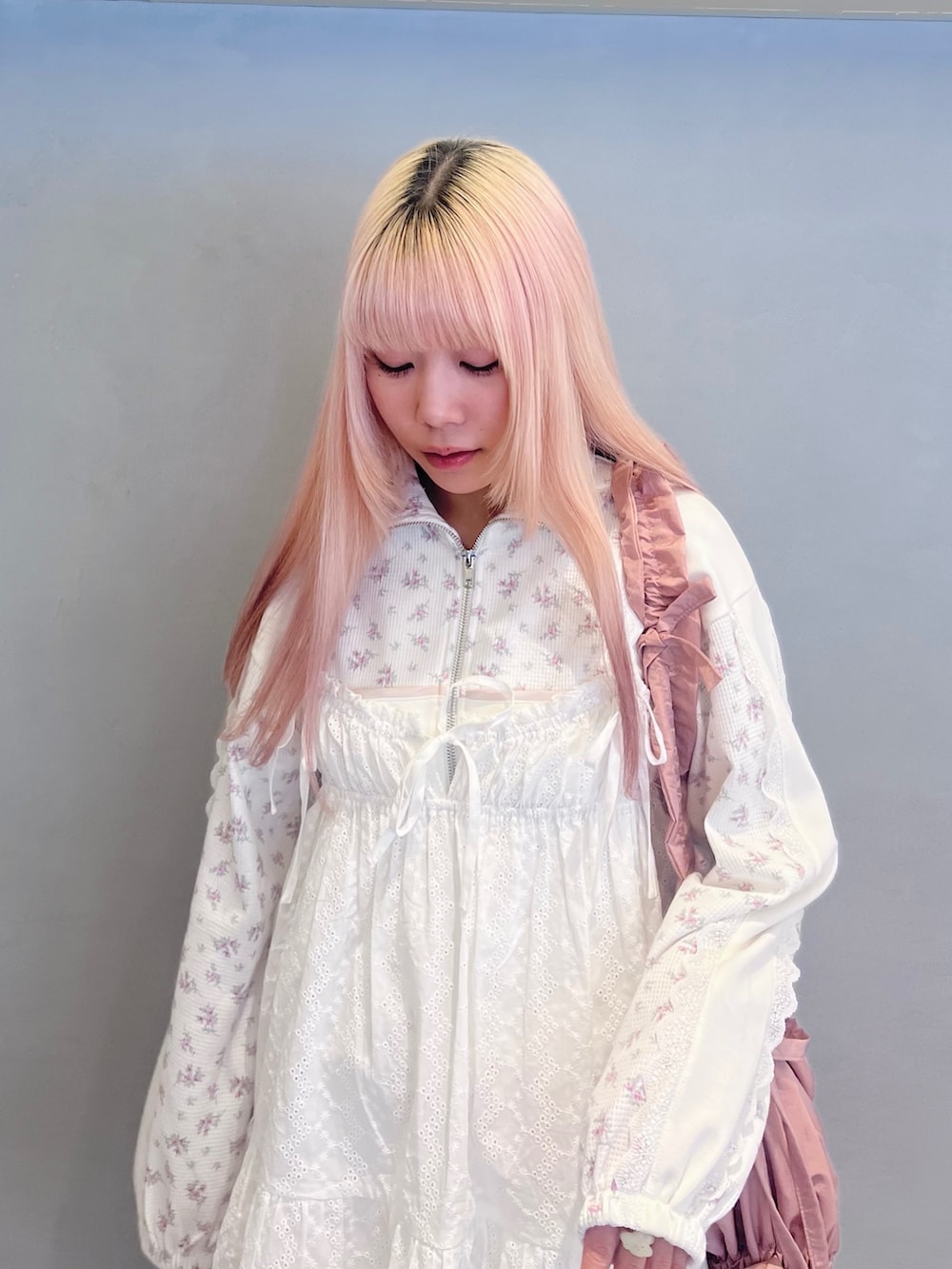 ピンク系のジャージ、ホワイト系のキャミソール、ピンク系のトートバッグを着用したレディースの春コーディネートの3枚目の写真