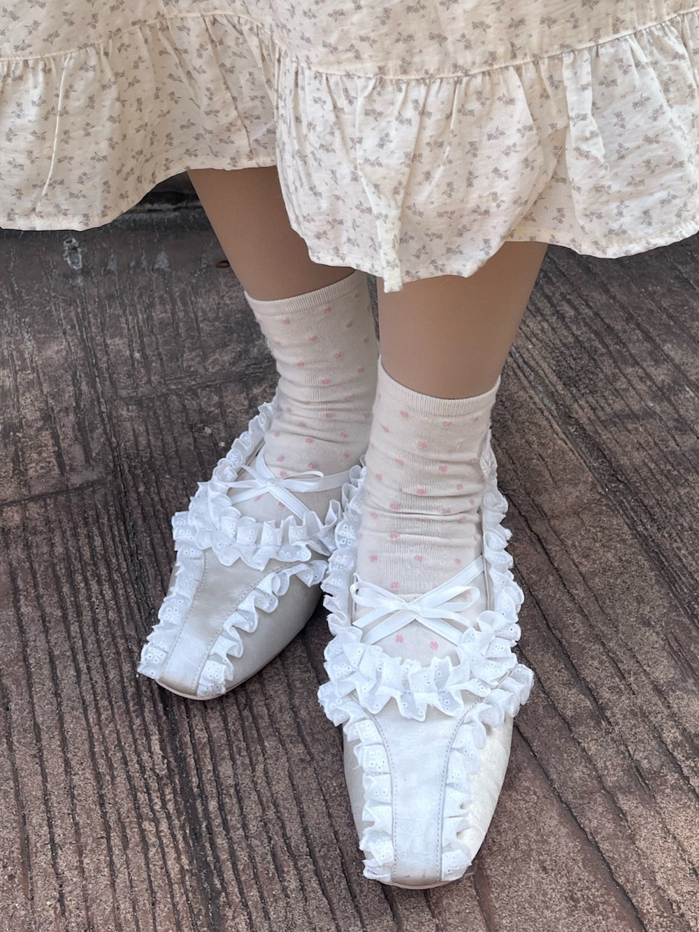 ベージュ系のワンピース、ホワイト系のバレエシューズを着用したレディースの冬コーディネートの9枚目の写真