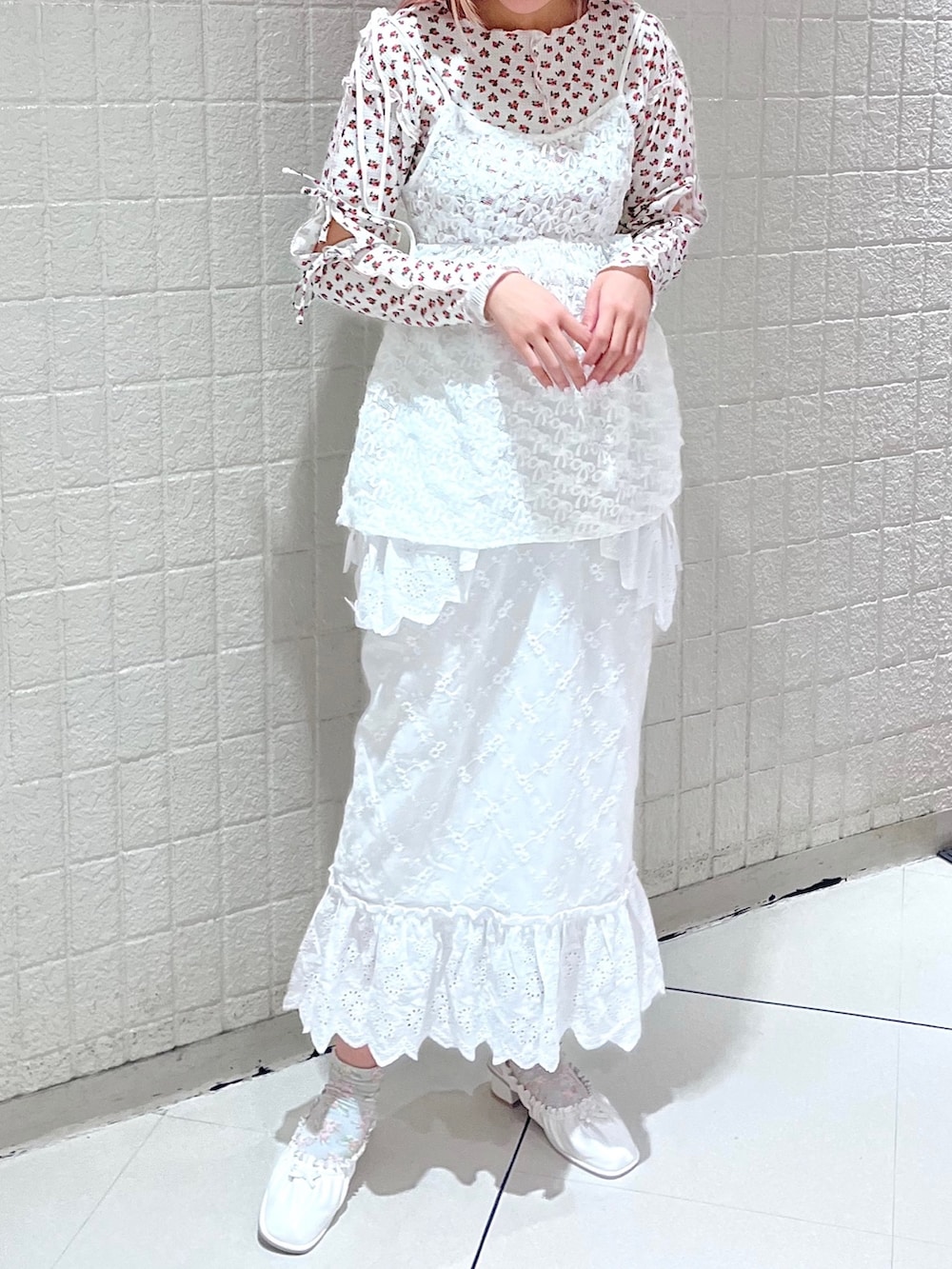 ホワイト系のキャミソール、ホワイト系のスカート、ホワイト系のパンプスを着用したレディースの春コーディネートの2枚目の写真