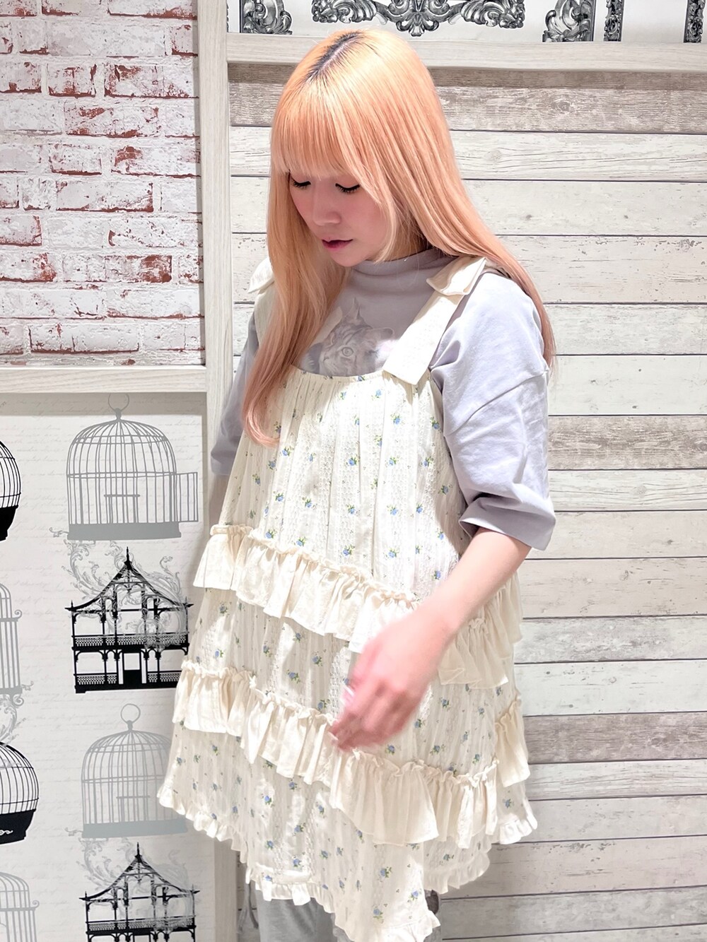 パープル系のTシャツ/カットソー、ブルー系のワンピース、グレー系のスウェットパンツを着用したレディースの春コーディネートの5枚目の写真