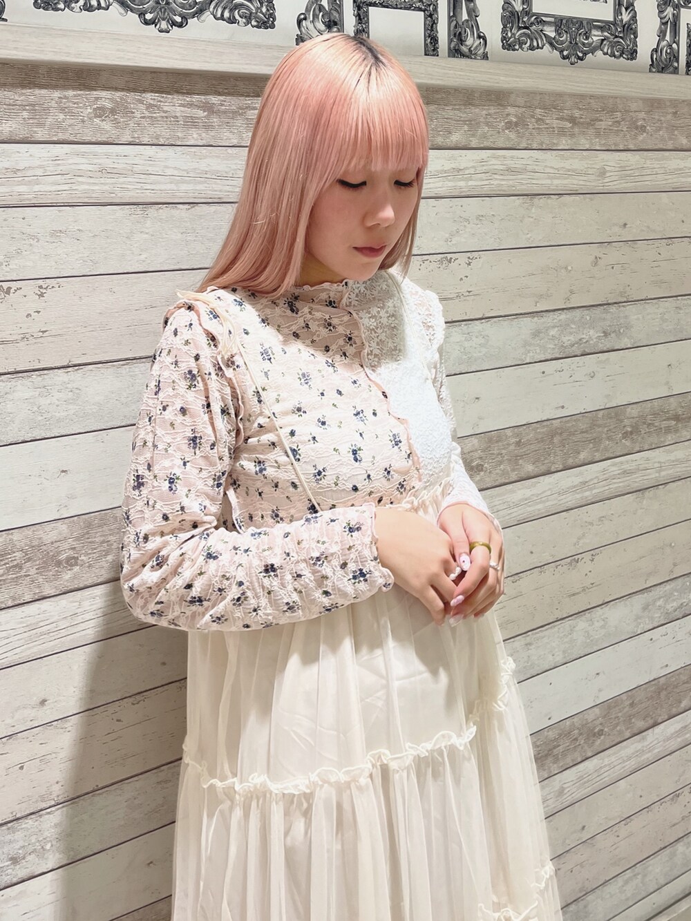 ピンク系のTシャツ/カットソー、ホワイト系のワンピース、ホワイト系のパンプスを着用したレディースの夏コーディネートの3枚目の写真