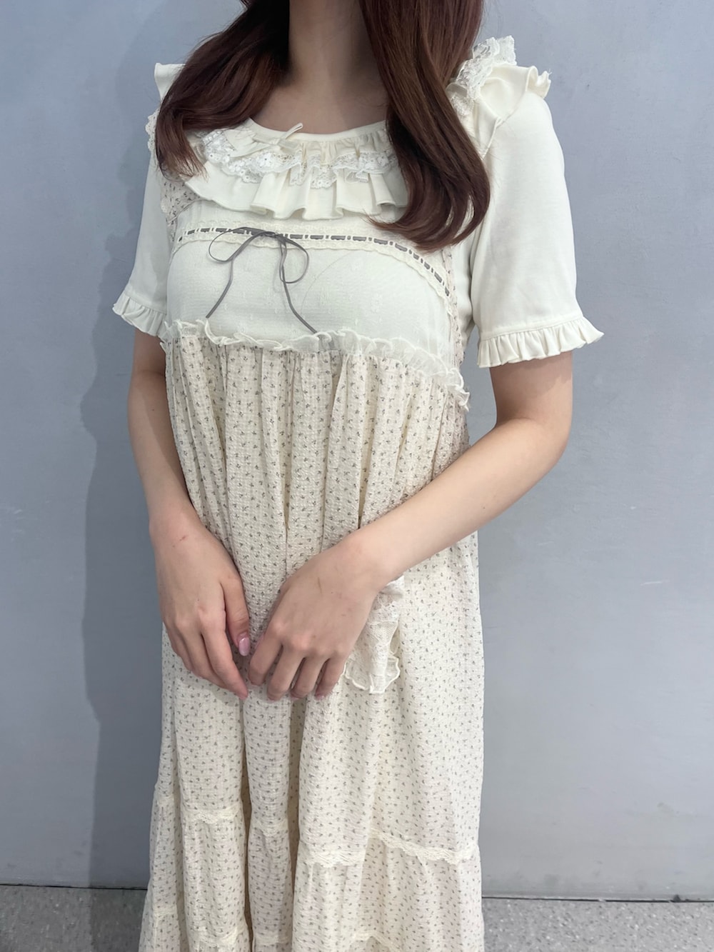 ホワイト系のワンピース、ホワイト系のTシャツ/カットソー、ホワイト系のスニーカーを着用したレディースの春コーディネートの7枚目の写真