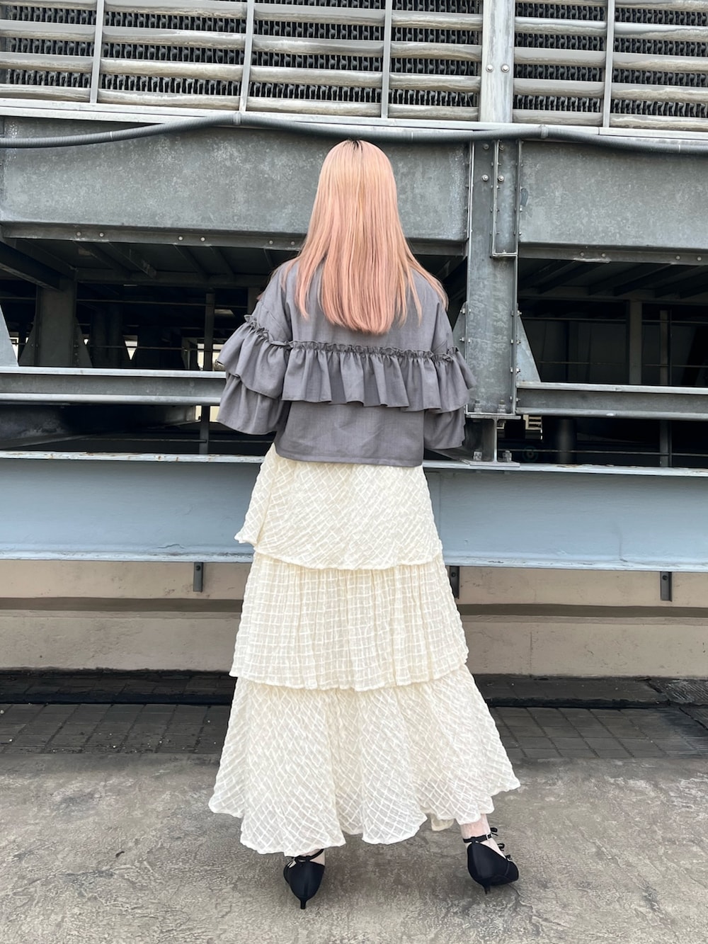 グレー系のテーラードジャケット、ホワイト系のTシャツ/カットソー、ホワイト系のスカートを着用したレディースの冬コーディネートの3枚目の写真