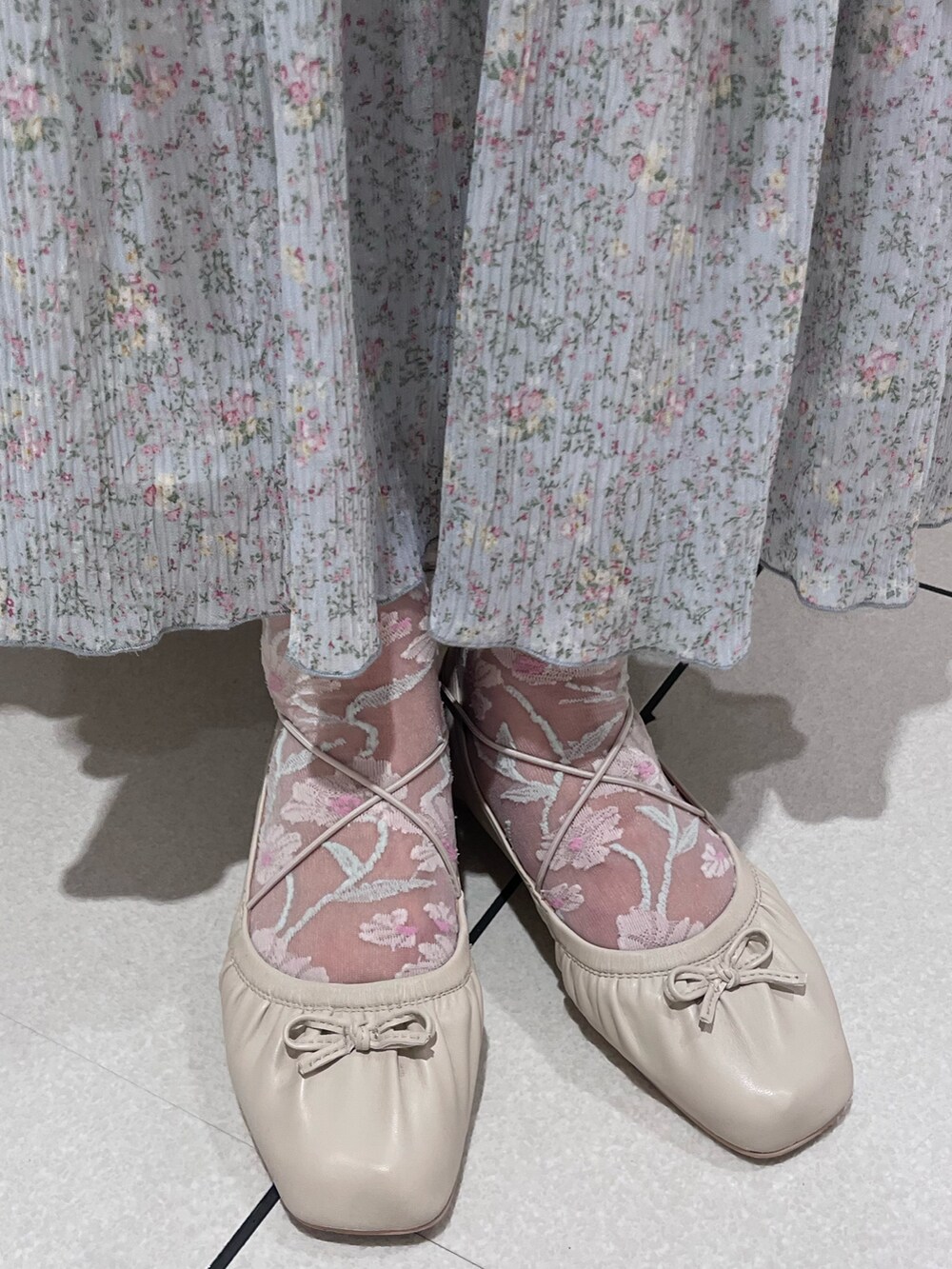 ブルー系のスカート、ホワイト系のカーディガン/ボレロ、ホワイト系のTシャツ/カットソーを着用したレディースの秋コーディネートの10枚目の写真