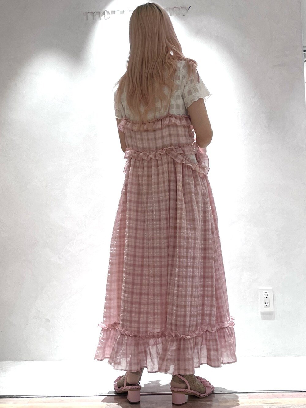 ホワイト系のTシャツ/カットソー、ピンク系のワンピース、ピンク系のサンダルを着用したレディースの夏コーディネートの2枚目の写真