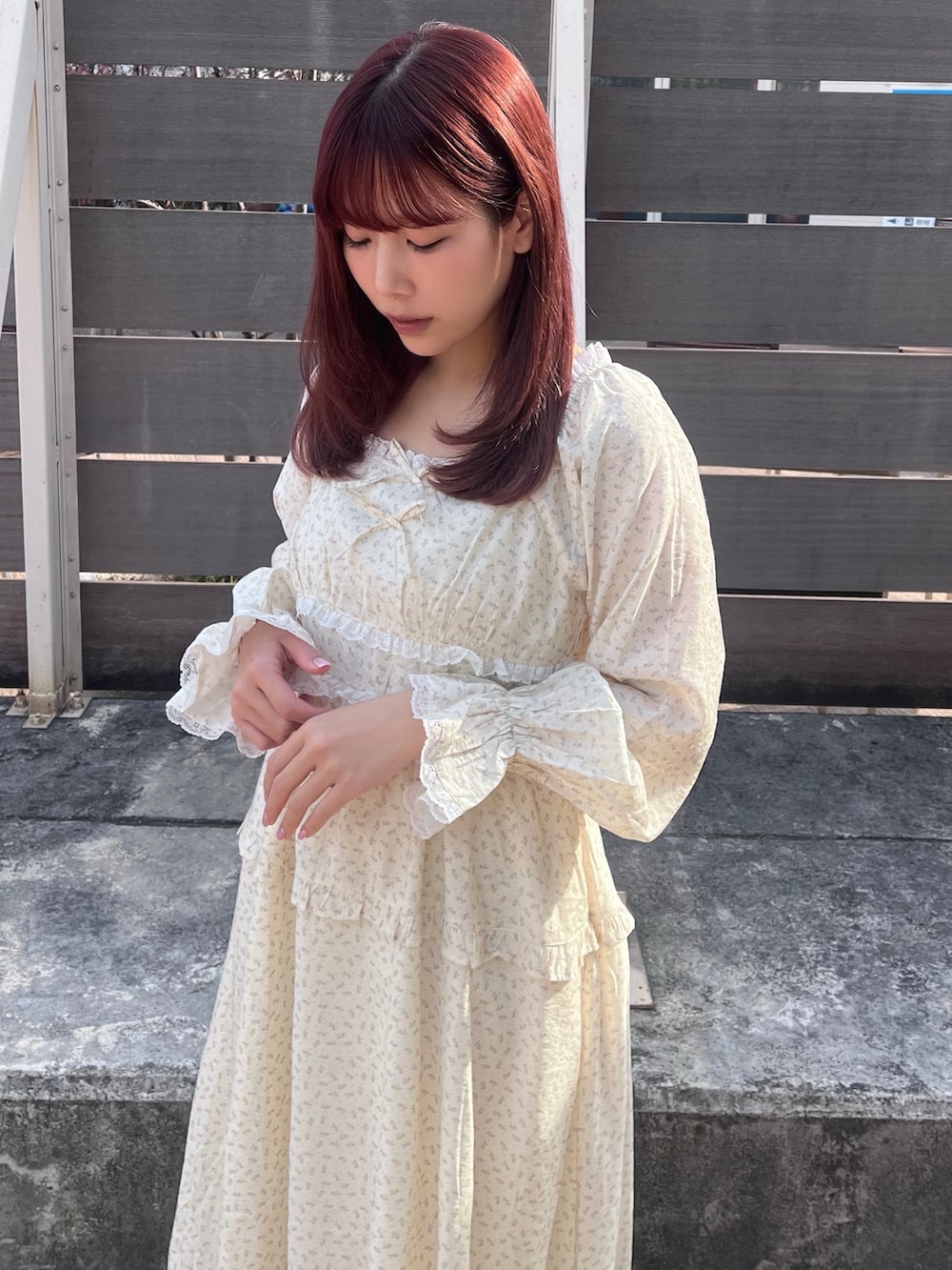 ベージュ系のワンピース、ホワイト系のバレエシューズを着用したレディースの冬コーディネートの5枚目の写真