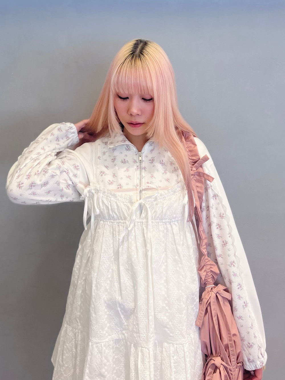 ピンク系のジャージ、ホワイト系のキャミソール、ピンク系のトートバッグを着用したレディースの春コーディネートの4枚目の写真