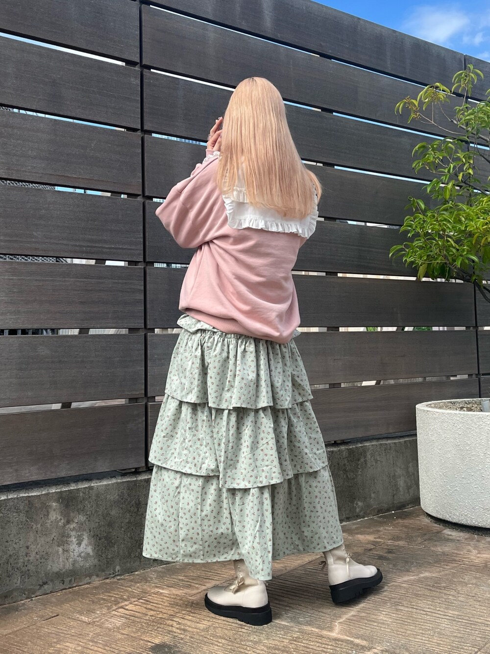 ホワイト系のシャツ/ブラウス、ピンク系のスウェット、グリーン系のジャンパースカートを着用したレディースの秋コーディネートの4枚目の写真