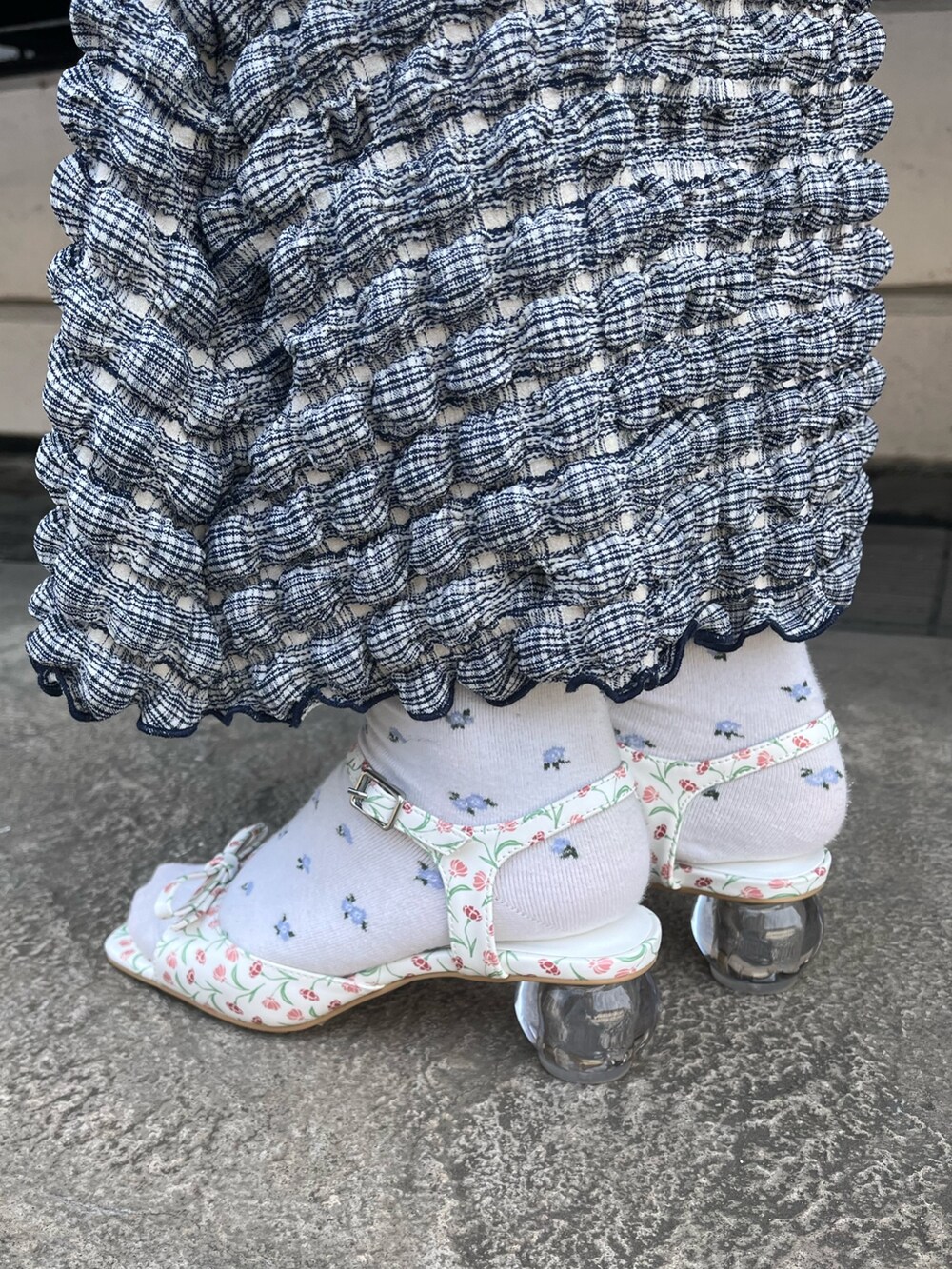 ブルー系のTシャツ/カットソー、ブルー系のスカート、ホワイト系のパンプスを着用したレディースの春コーディネートの7枚目の写真