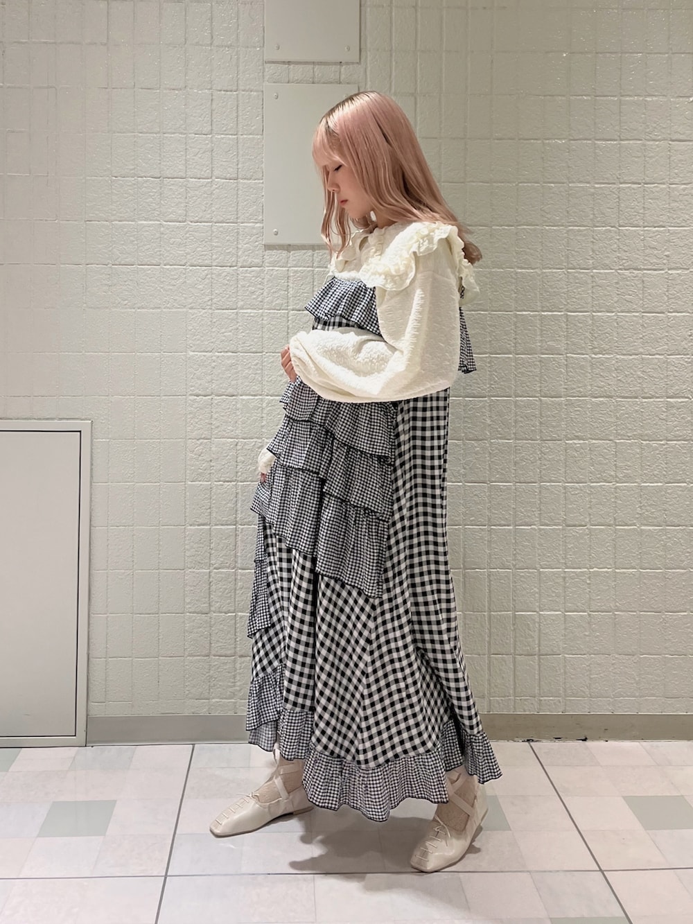 ホワイト系のTシャツ/カットソー、その他のワンピース、ホワイト系のパンプスを着用したレディースの春コーディネートの2枚目の写真