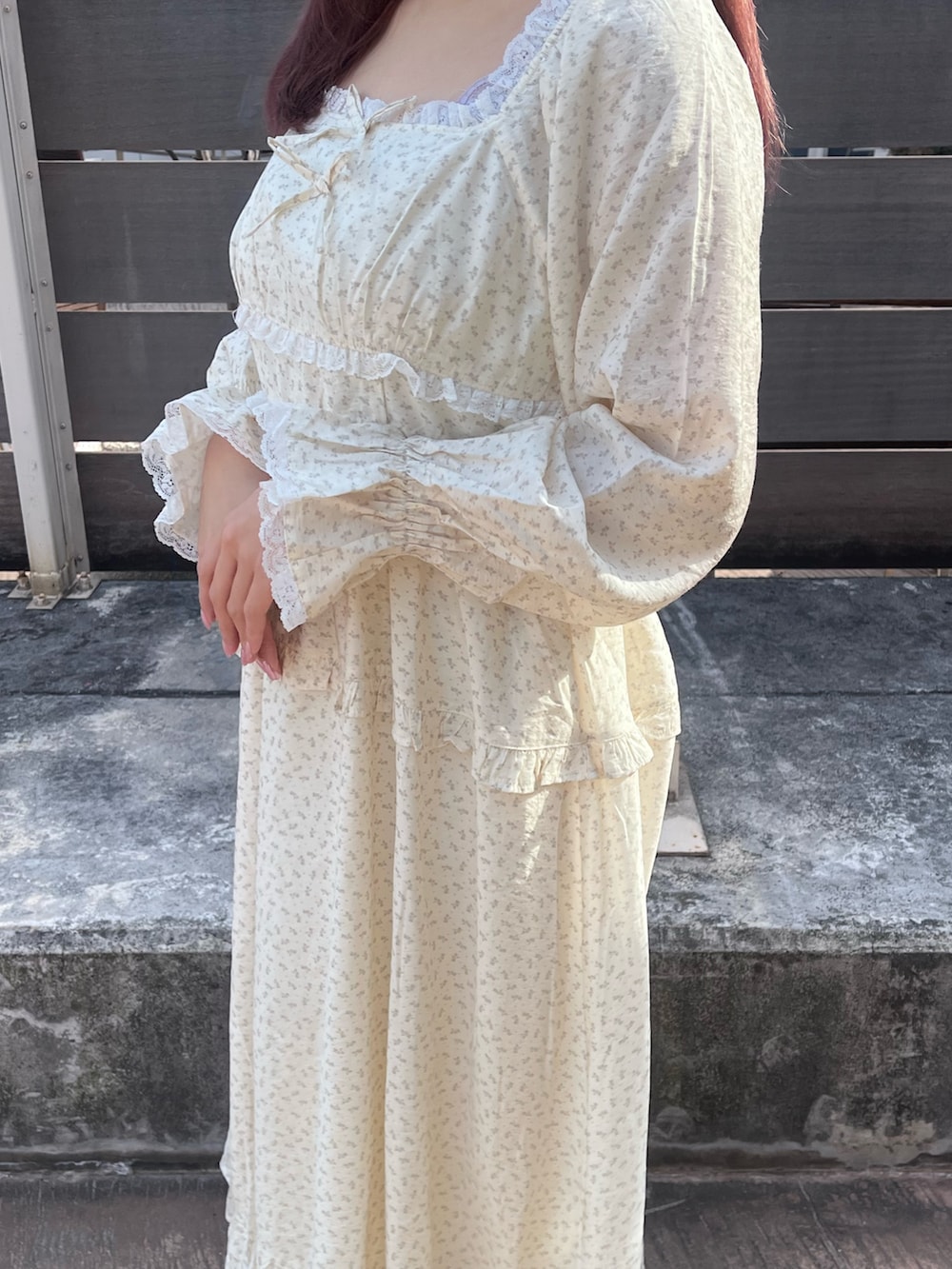 ベージュ系のワンピース、ホワイト系のバレエシューズを着用したレディースの冬コーディネートの6枚目の写真