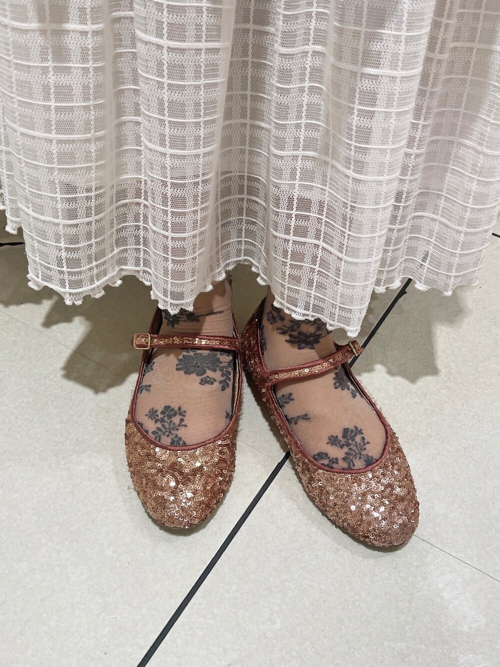 ピンク系のシャツ/ブラウス、ホワイト系のスカート、ピンク系のパンプスを着用したレディースの春コーディネートの6枚目の写真