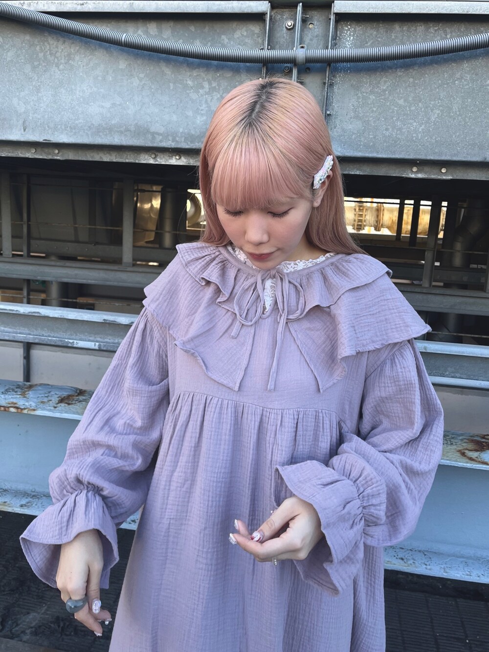 ピンク系のTシャツ/カットソー、ピンク系のワンピース、ブラック系のブーツを着用したレディースの夏コーディネートの5枚目の写真