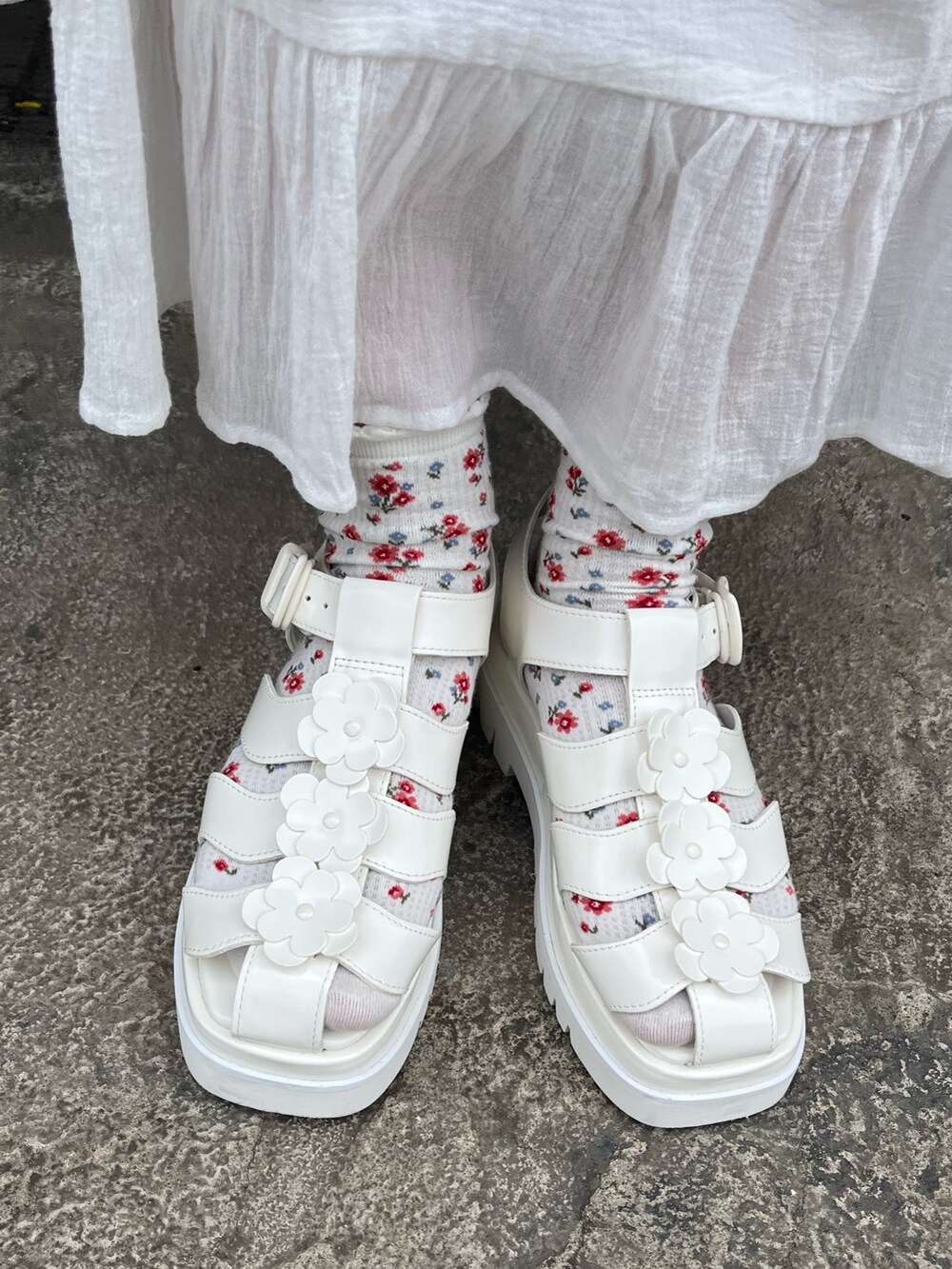 グリーン系のシャツ/ブラウス、ホワイト系のスカート、ホワイト系のサンダルを着用したレディースの夏コーディネートの5枚目の写真