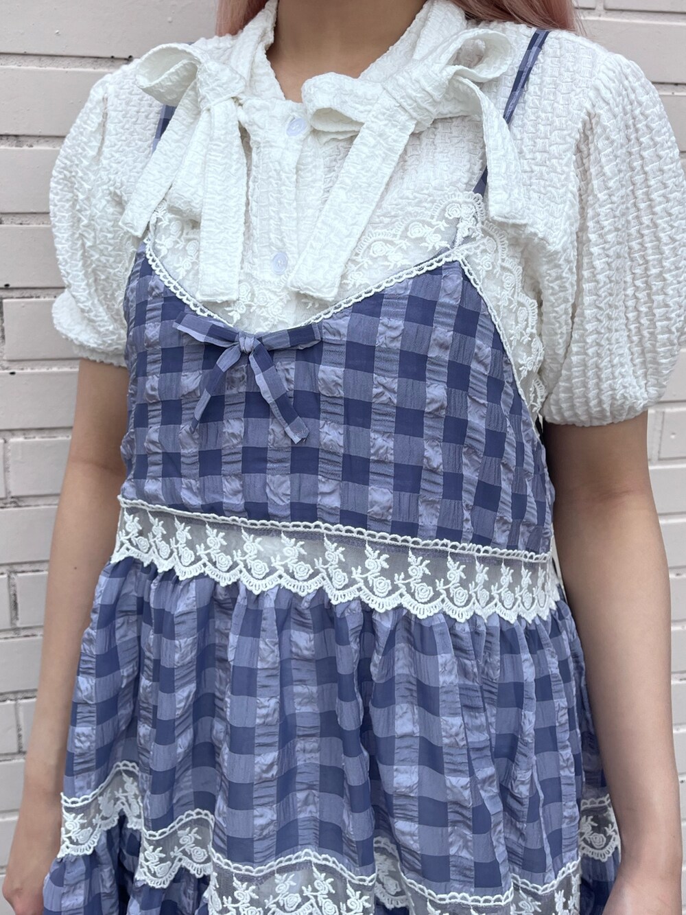 ホワイト系のシャツ/ブラウス、ブルー系のキャミソール、ホワイト系のカーゴパンツを着用したレディースの春コーディネートの5枚目の写真