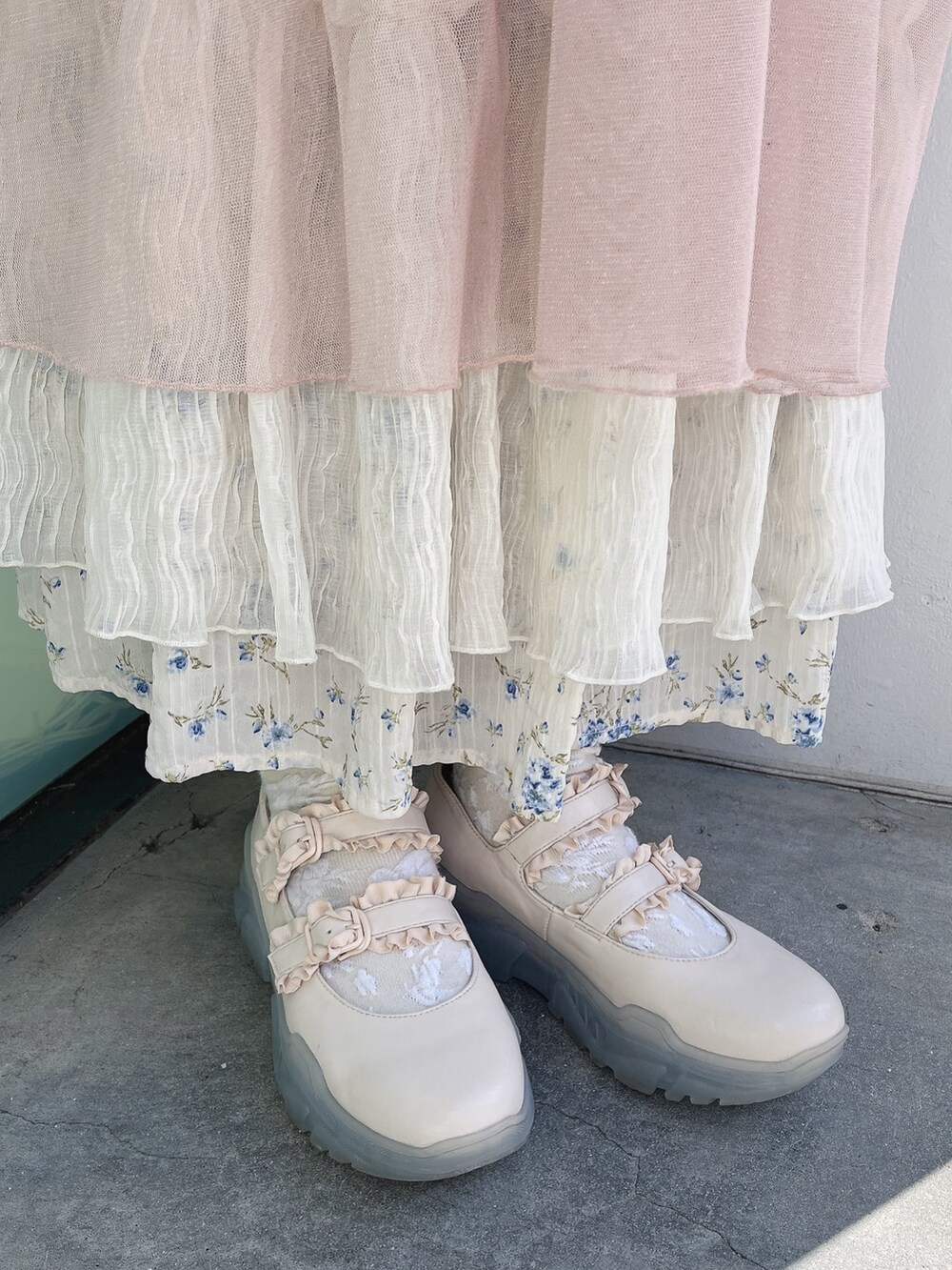 ホワイト系のシャツ/ブラウス、ピンク系のワンピース、ブルー系のスカートを着用したレディースの冬コーディネートの7枚目の写真