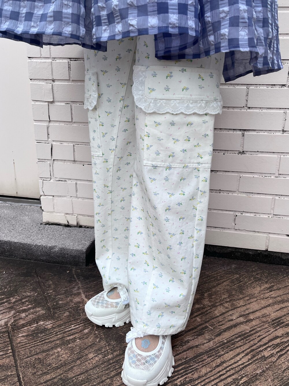 ホワイト系のシャツ/ブラウス、ブルー系のキャミソール、ホワイト系のカーゴパンツを着用したレディースの春コーディネートの6枚目の写真