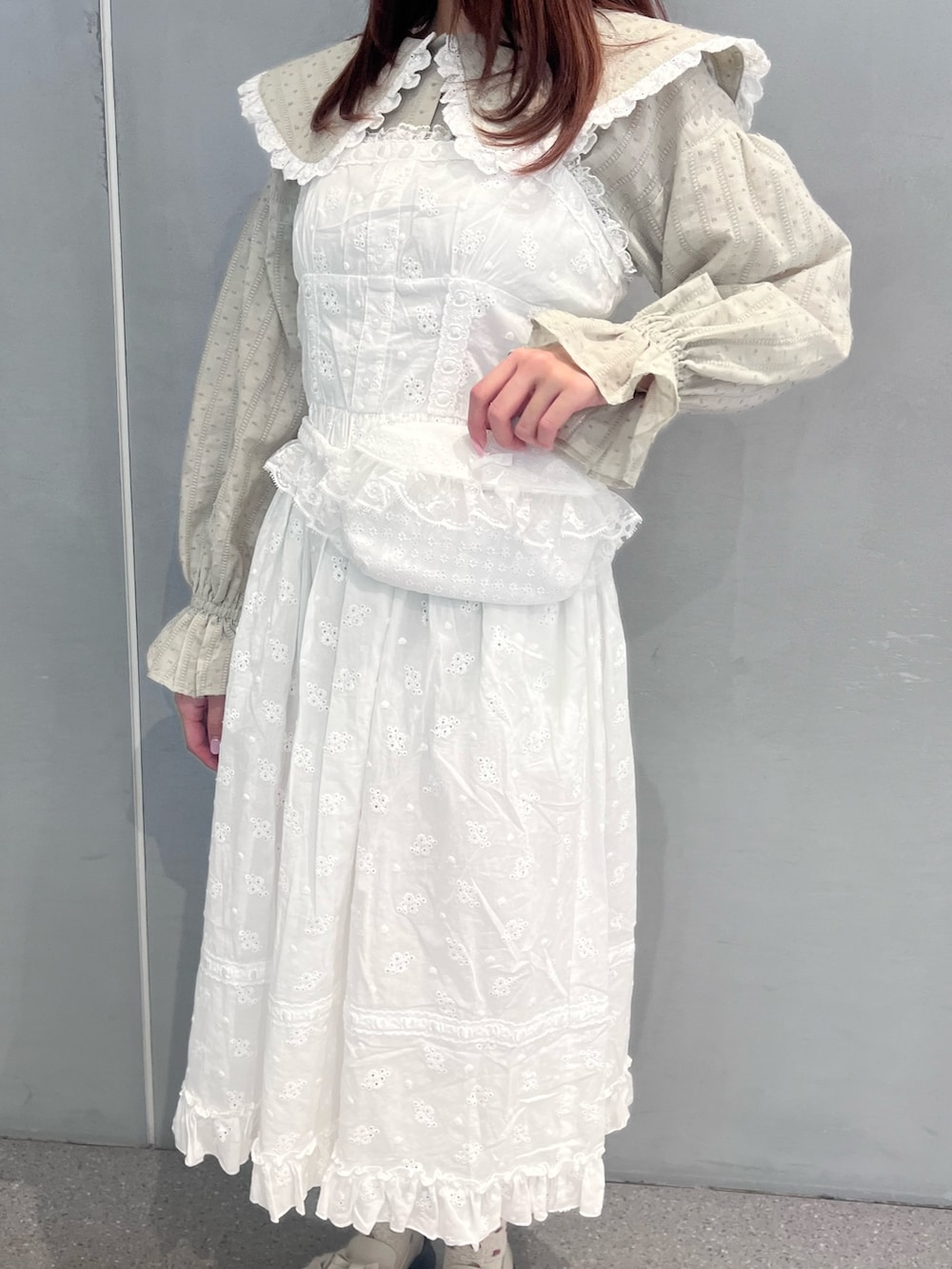 ホワイト系のワンピース、グリーン系のシャツ/ブラウス、ホワイト系のスニーカーを着用したレディースの春コーディネートの5枚目の写真