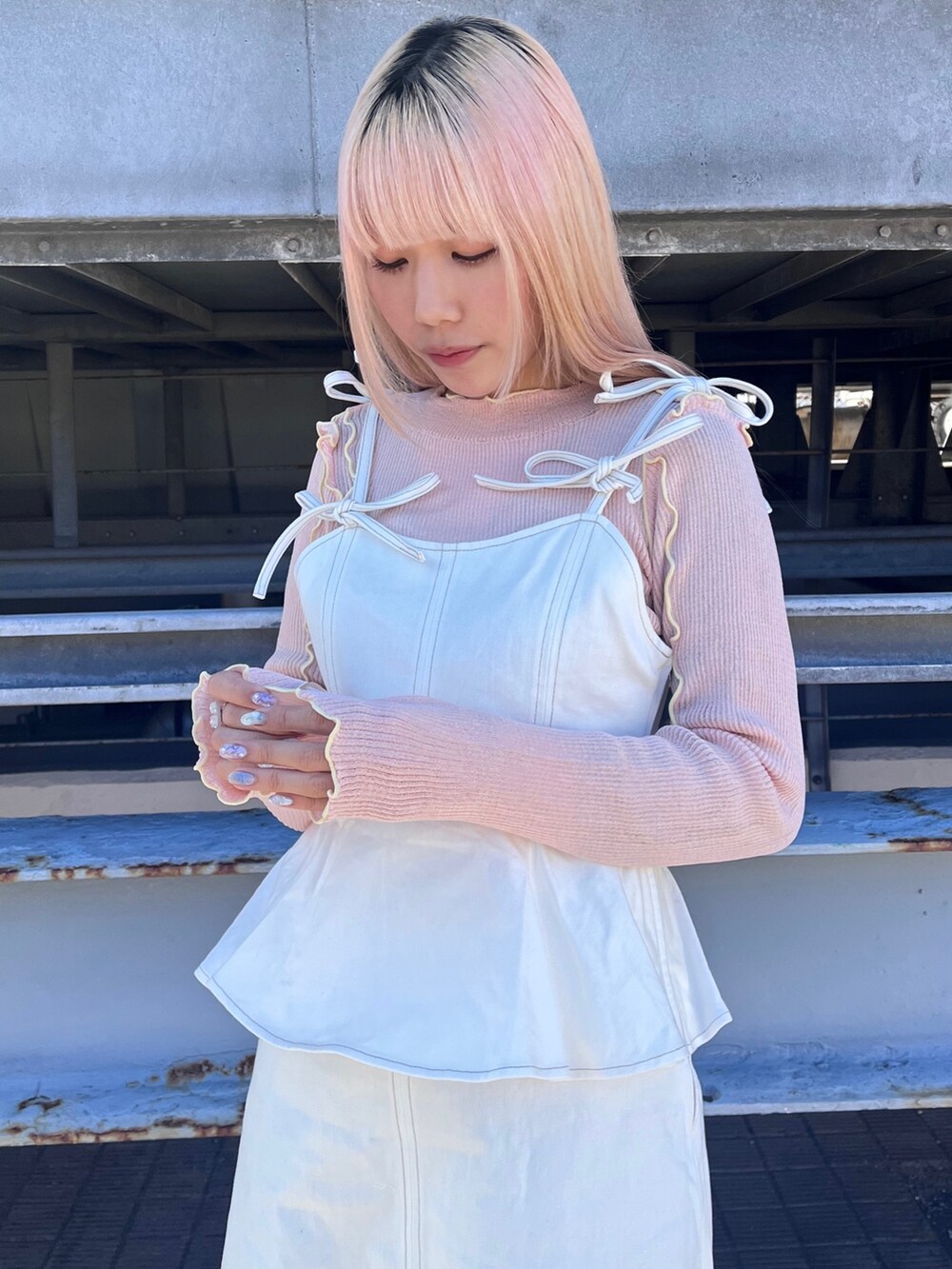 ピンク系のTシャツ/カットソー、ホワイト系のワンピース、ホワイト系のスニーカーを着用したレディースの冬コーディネートの4枚目の写真