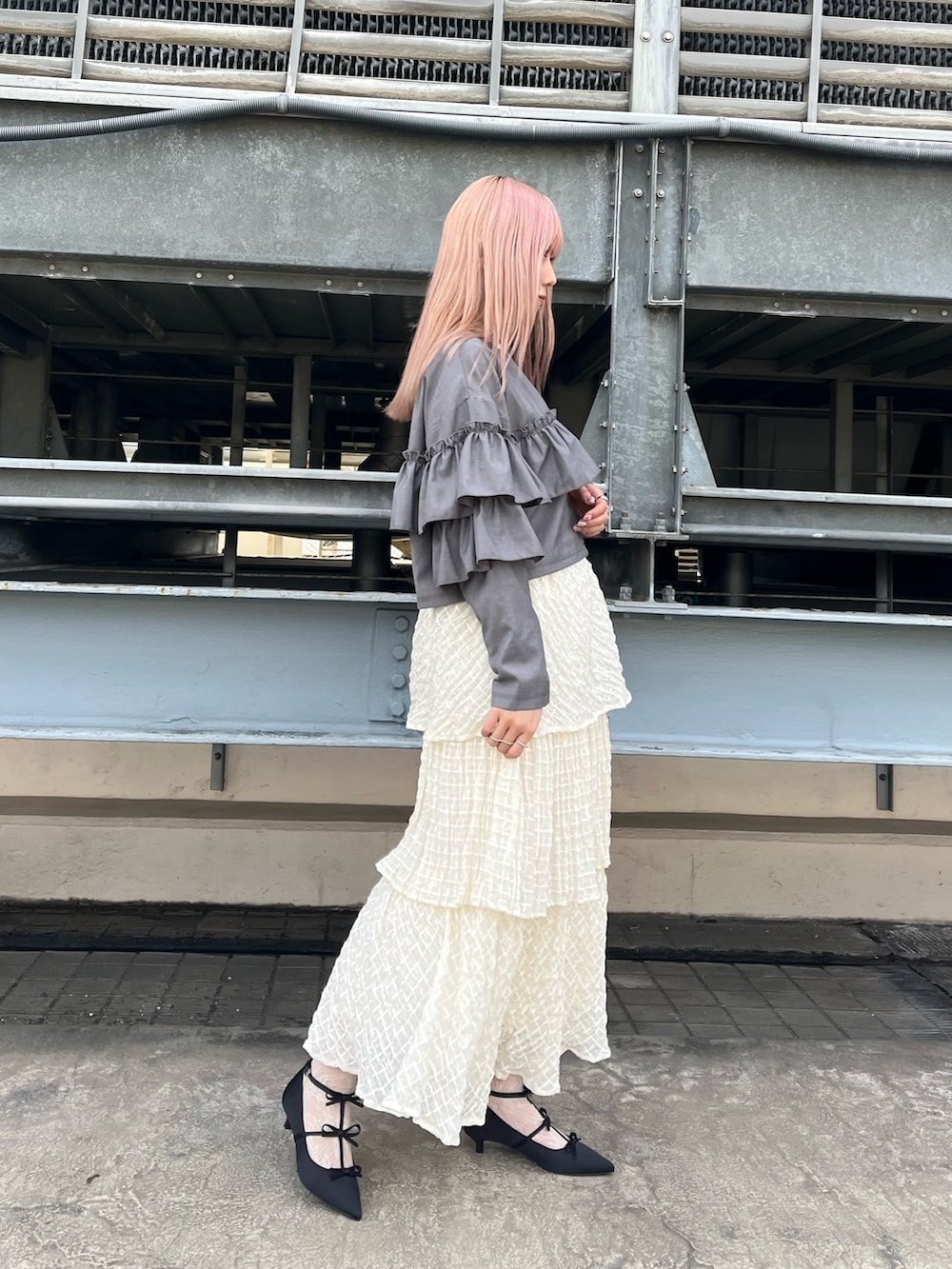 グレー系のテーラードジャケット、ホワイト系のTシャツ/カットソー、ホワイト系のスカートを着用したレディースの冬コーディネートの2枚目の写真