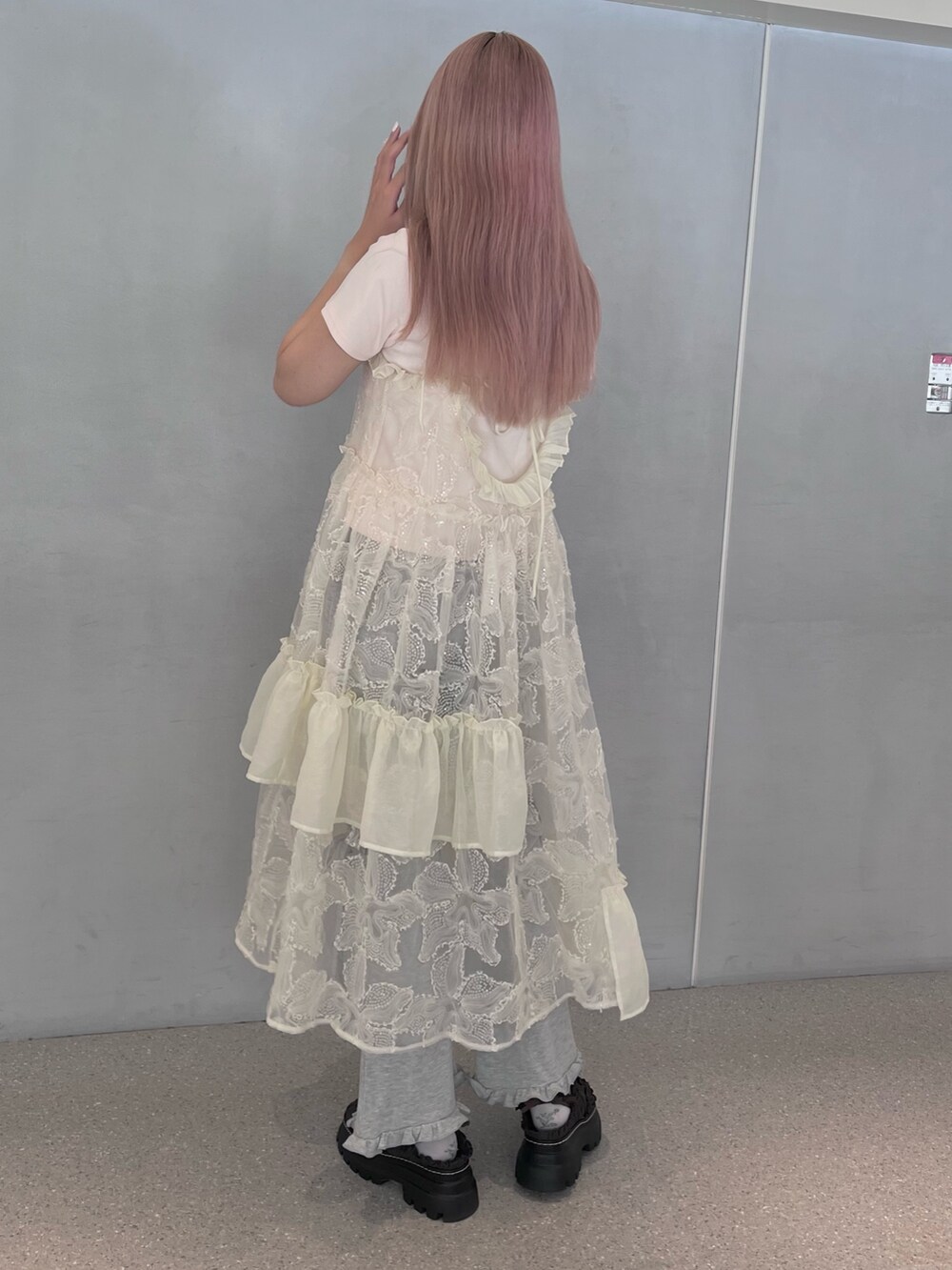 ホワイト系のワンピース、ピンク系のTシャツ/カットソー、グレー系のスウェットパンツを着用したレディースの夏コーディネートの3枚目の写真