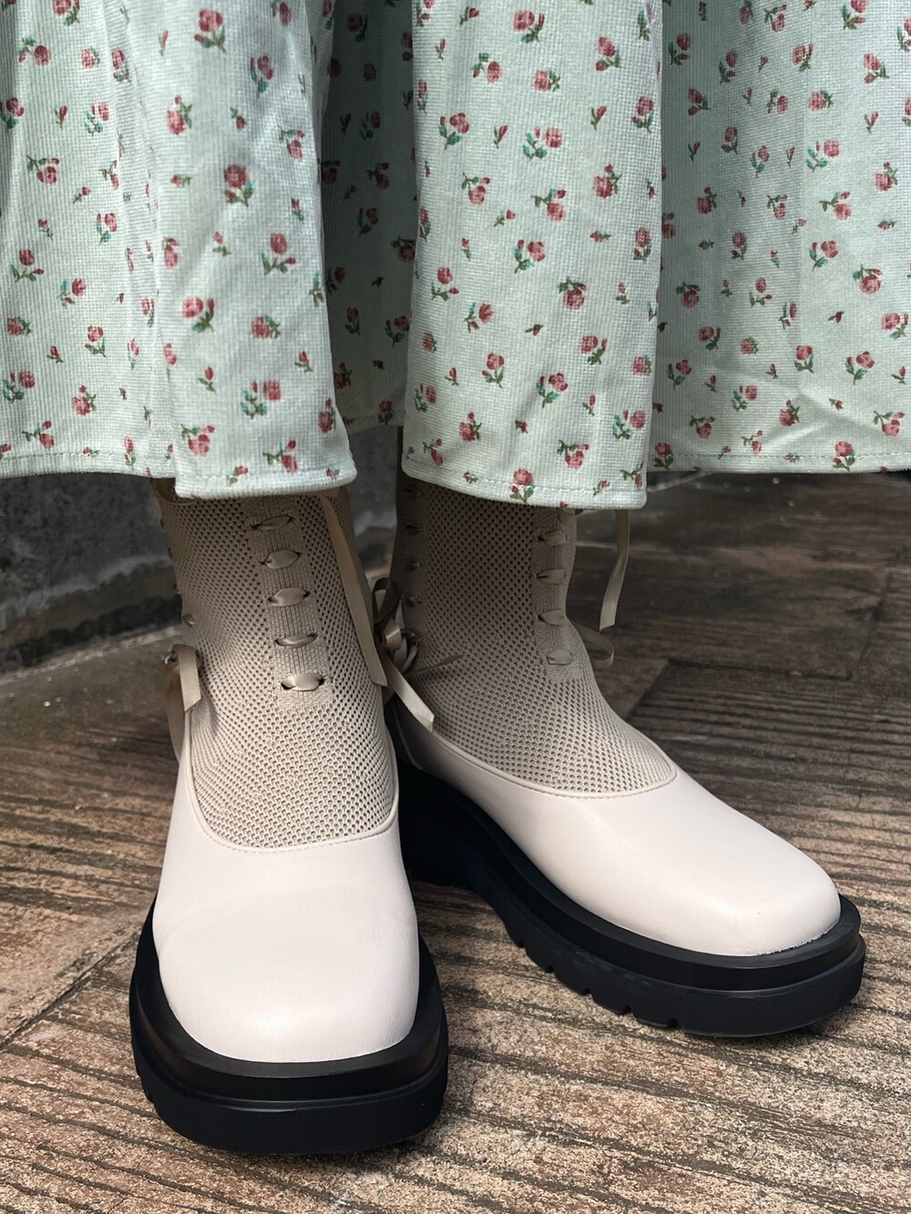 ホワイト系のシャツ/ブラウス、ピンク系のスウェット、グリーン系のジャンパースカートを着用したレディースの秋コーディネートの7枚目の写真