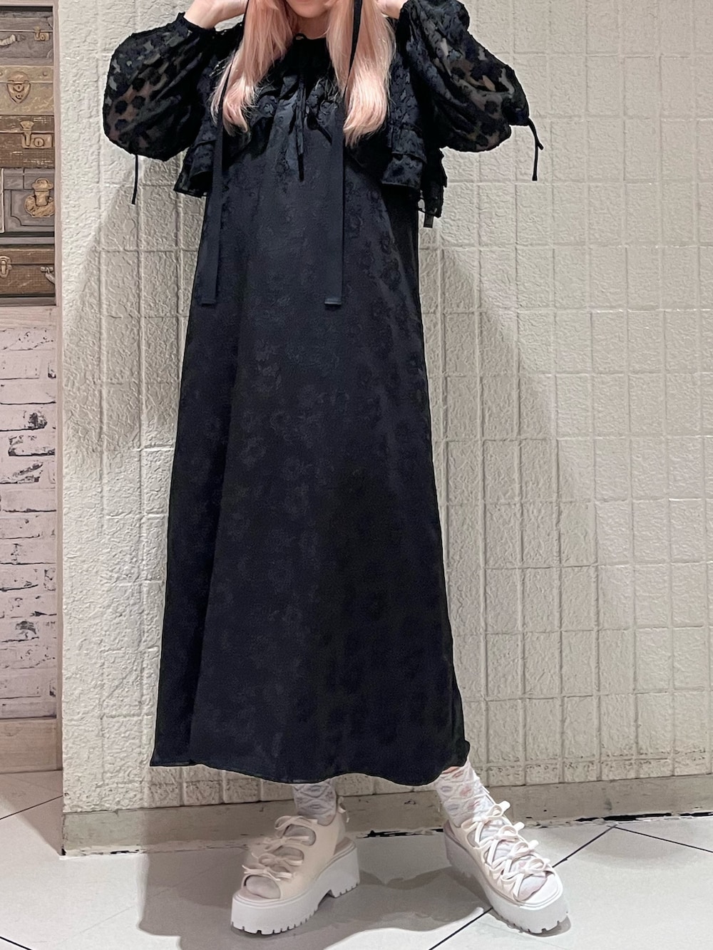 ブラック系のシャツ/ブラウス、ブラック系のワンピース、ホワイト系のサンダルを着用したレディースの春コーディネートの2枚目の写真