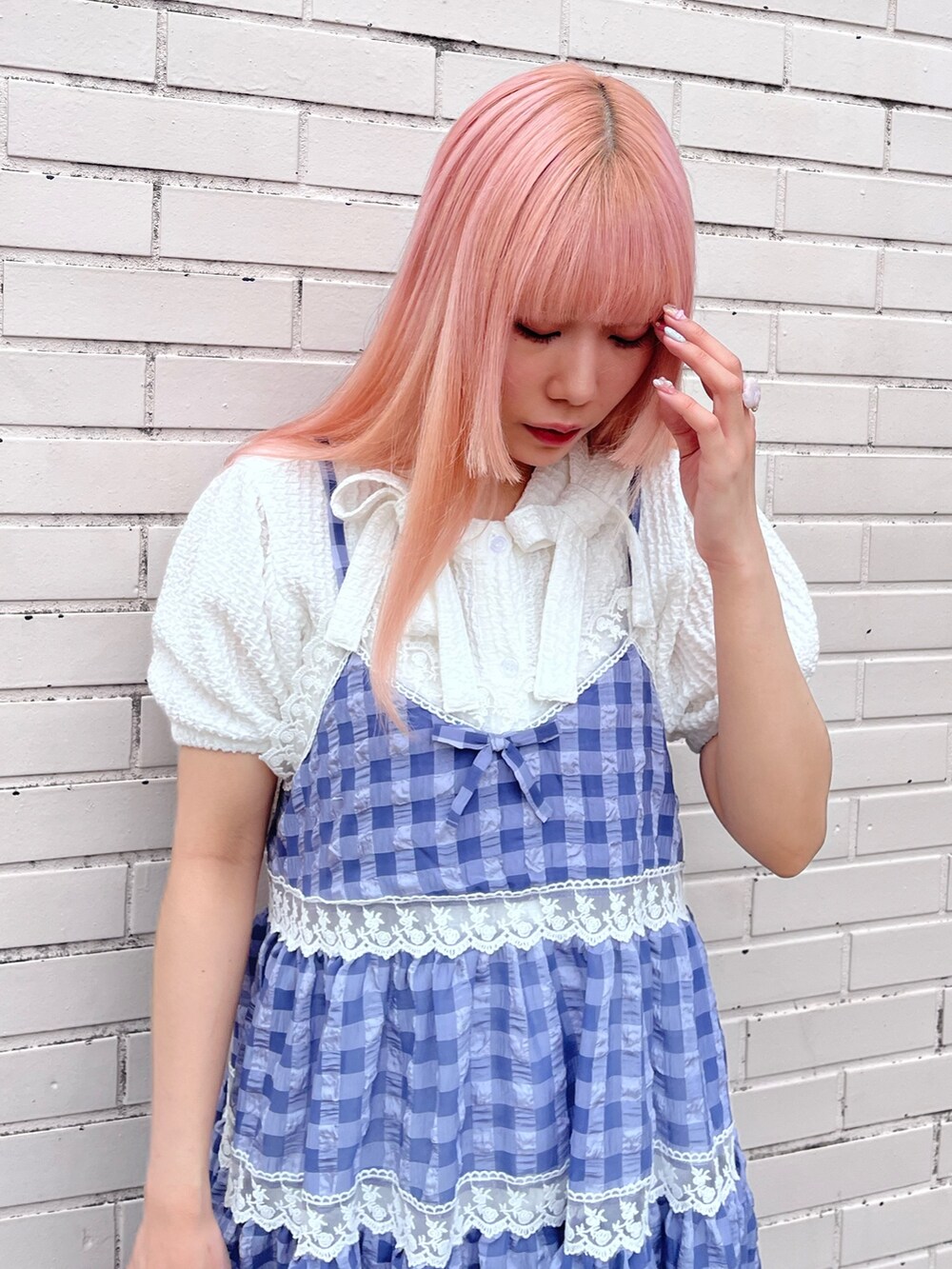 ホワイト系のシャツ/ブラウス、ブルー系のキャミソール、ホワイト系のカーゴパンツを着用したレディースの春コーディネートの4枚目の写真