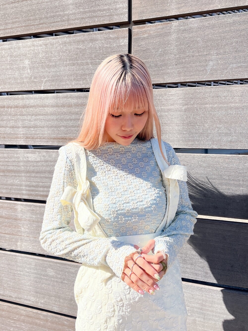 ブルー系のTシャツ/カットソー、ホワイト系のスカート、ホワイト系のパンプスを着用したレディースの冬コーディネートの2枚目の写真