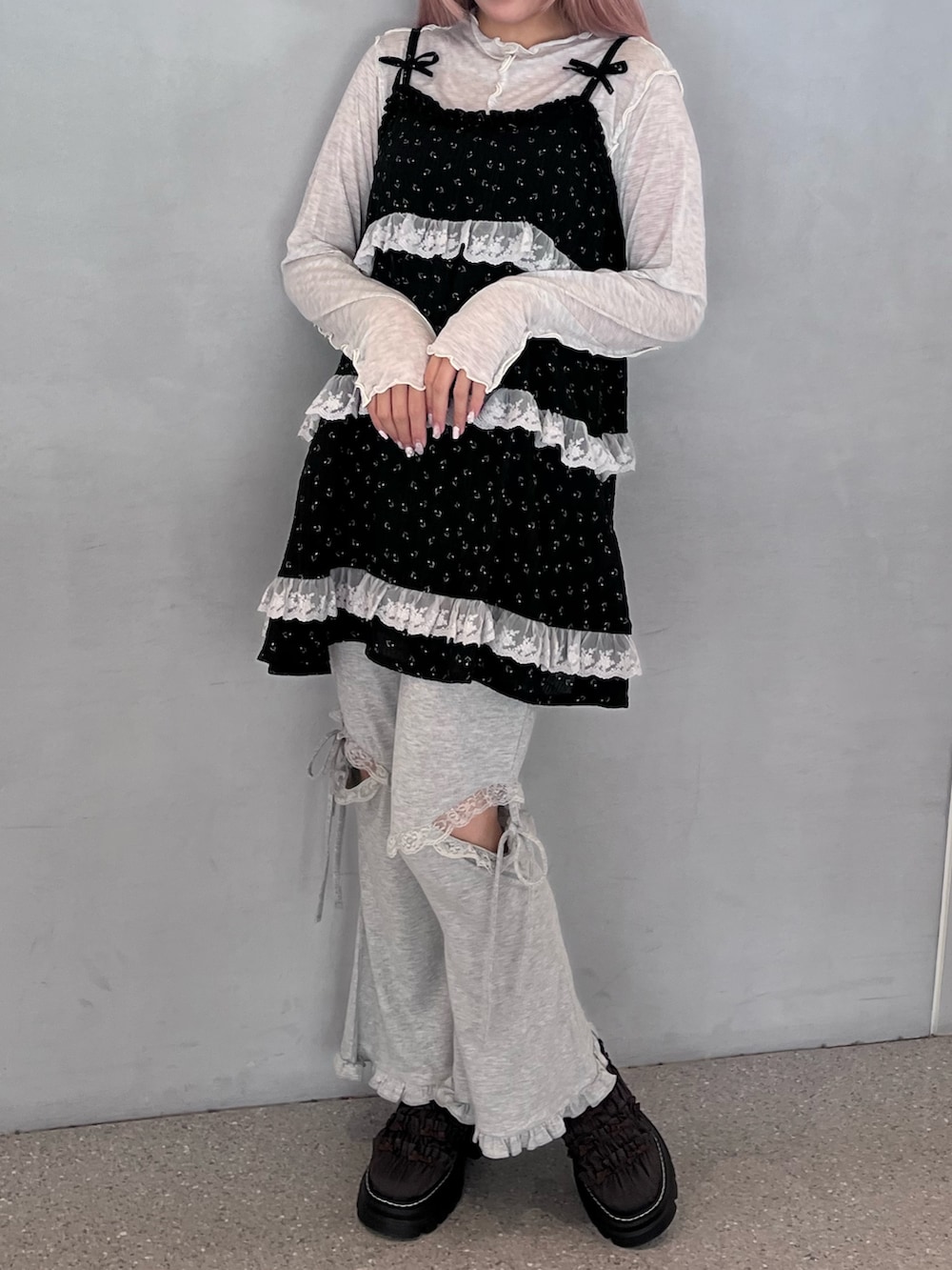 ブラック系のチュニック、グレー系のTシャツ/カットソー、グレー系のスウェットパンツを着用したレディースの夏コーディネートの4枚目の写真