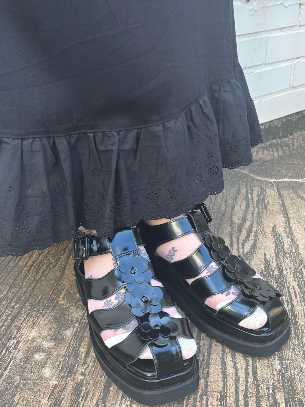 ブルー系のシャツ/ブラウス、ブラック系のスカート、ブラック系のショルダーバッグを着用したレディースの夏コーディネートの6枚目の写真