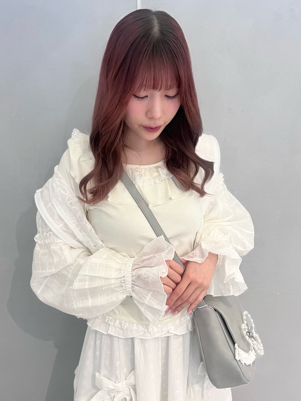 ホワイト系のスカート、ホワイト系のバレエシューズ、ブルー系のショルダーバッグを着用したレディースの春コーディネートの4枚目の写真