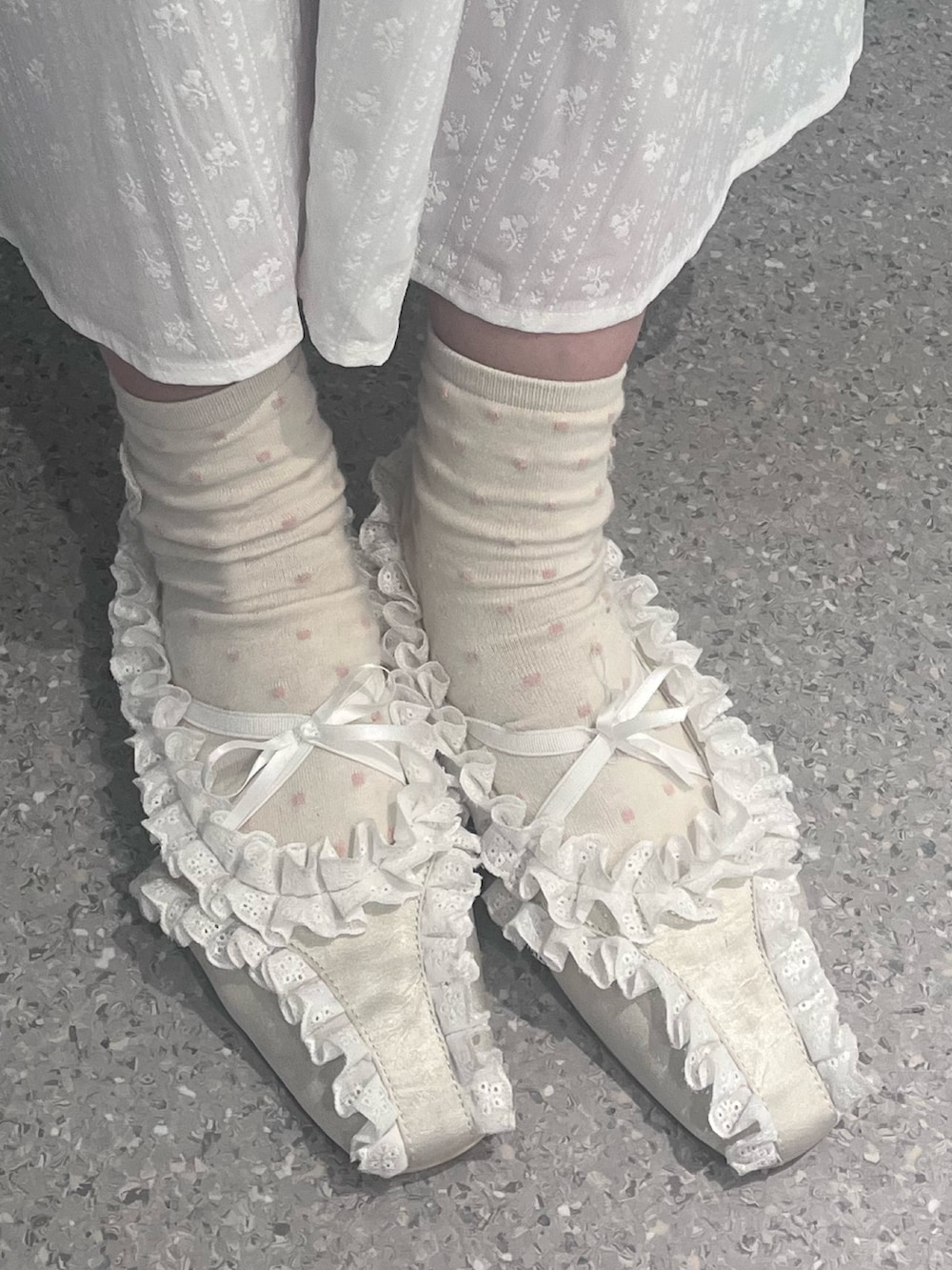 ホワイト系のスカート、ホワイト系のバレエシューズ、ブルー系のショルダーバッグを着用したレディースの春コーディネートの10枚目の写真