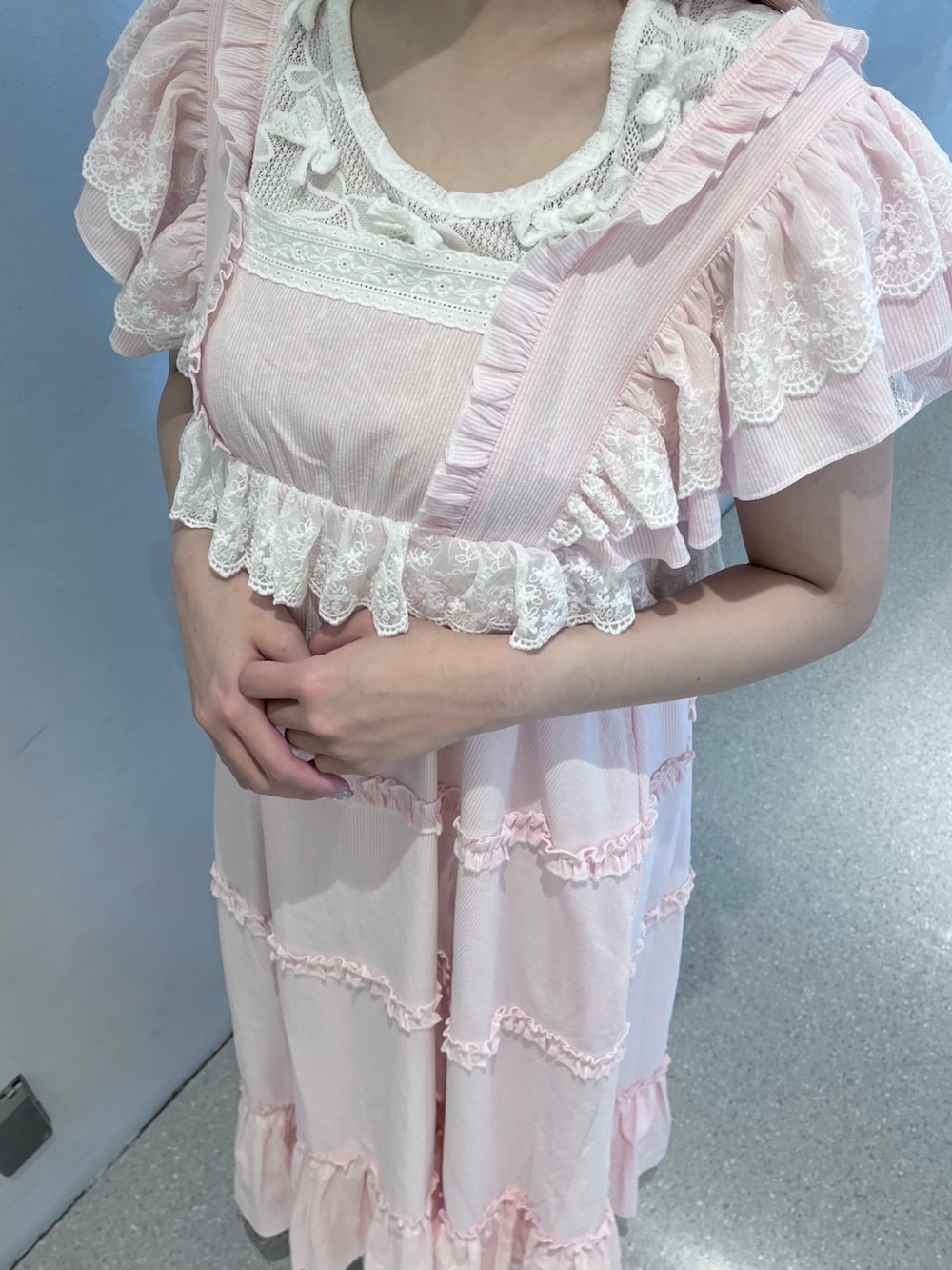 ピンク系のワンピース、ホワイト系のTシャツ/カットソー、ホワイト系のサンダルを着用したレディースの夏コーディネートの6枚目の写真