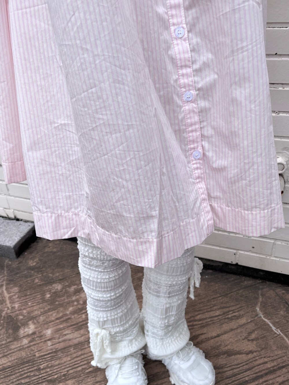 ピンク系のワンピース、ホワイト系のその他パンツ、ホワイト系のスニーカーを着用したレディースの春コーディネートの7枚目の写真