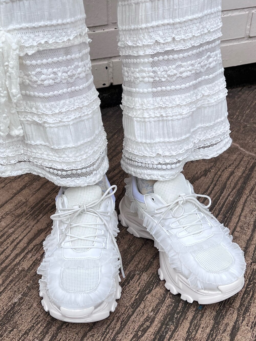 ピンク系のワンピース、ホワイト系のその他パンツ、ホワイト系のスニーカーを着用したレディースの春コーディネートの8枚目の写真