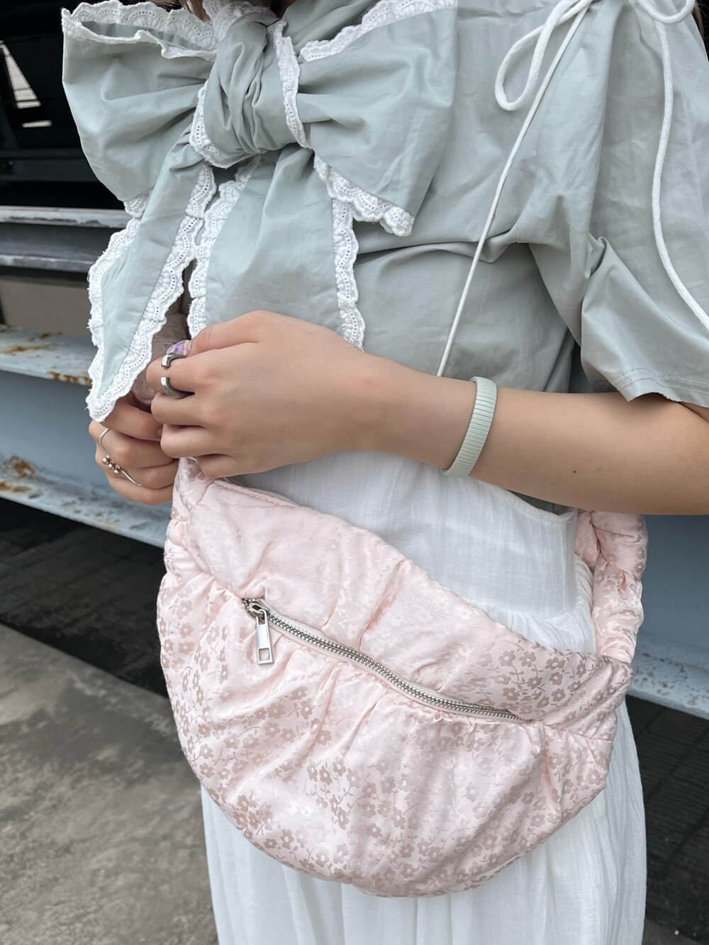 グリーン系のシャツ/ブラウス、ホワイト系のスカート、ホワイト系のサンダルを着用したレディースの夏コーディネートの4枚目の写真