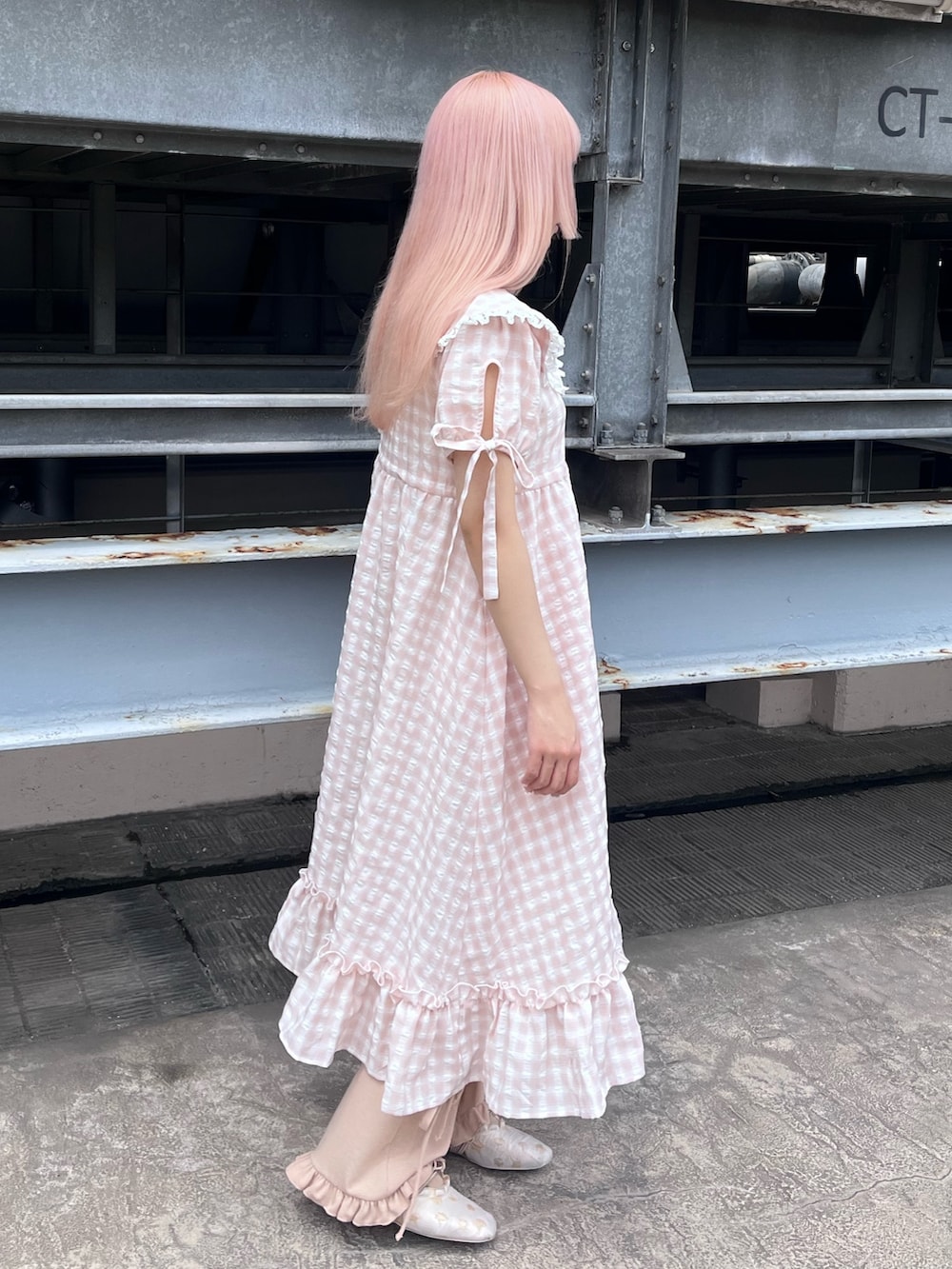 ピンク系のワンピース、ピンク系のスウェットパンツ、ゴールド系のバレエシューズを着用したレディースの春コーディネートの4枚目の写真