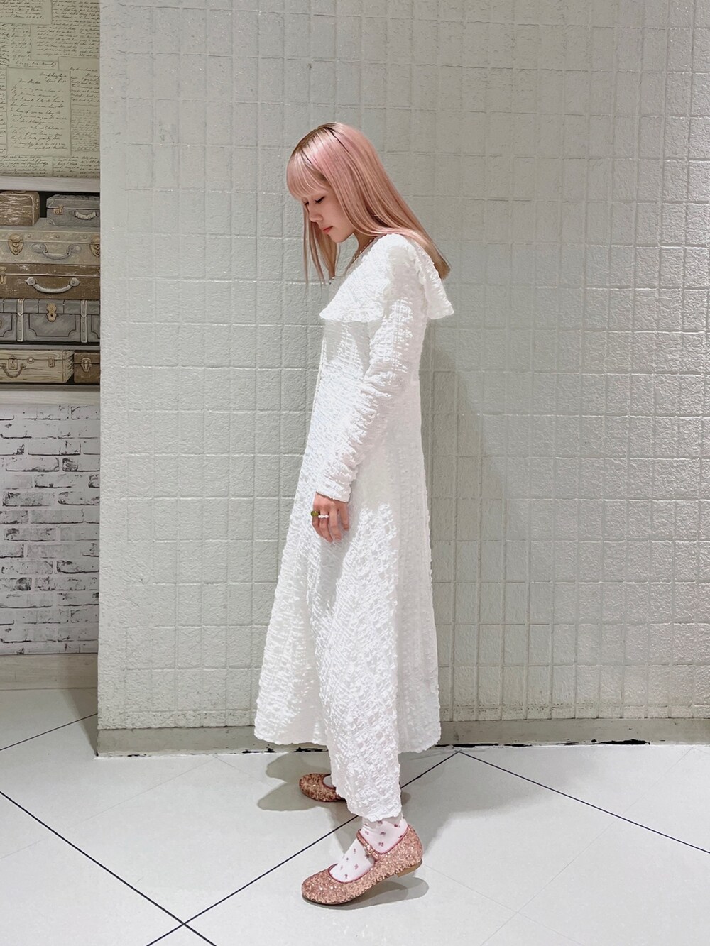 ホワイト系のワンピース、ピンク系のパンプスを着用したレディースの春コーディネートの2枚目の写真