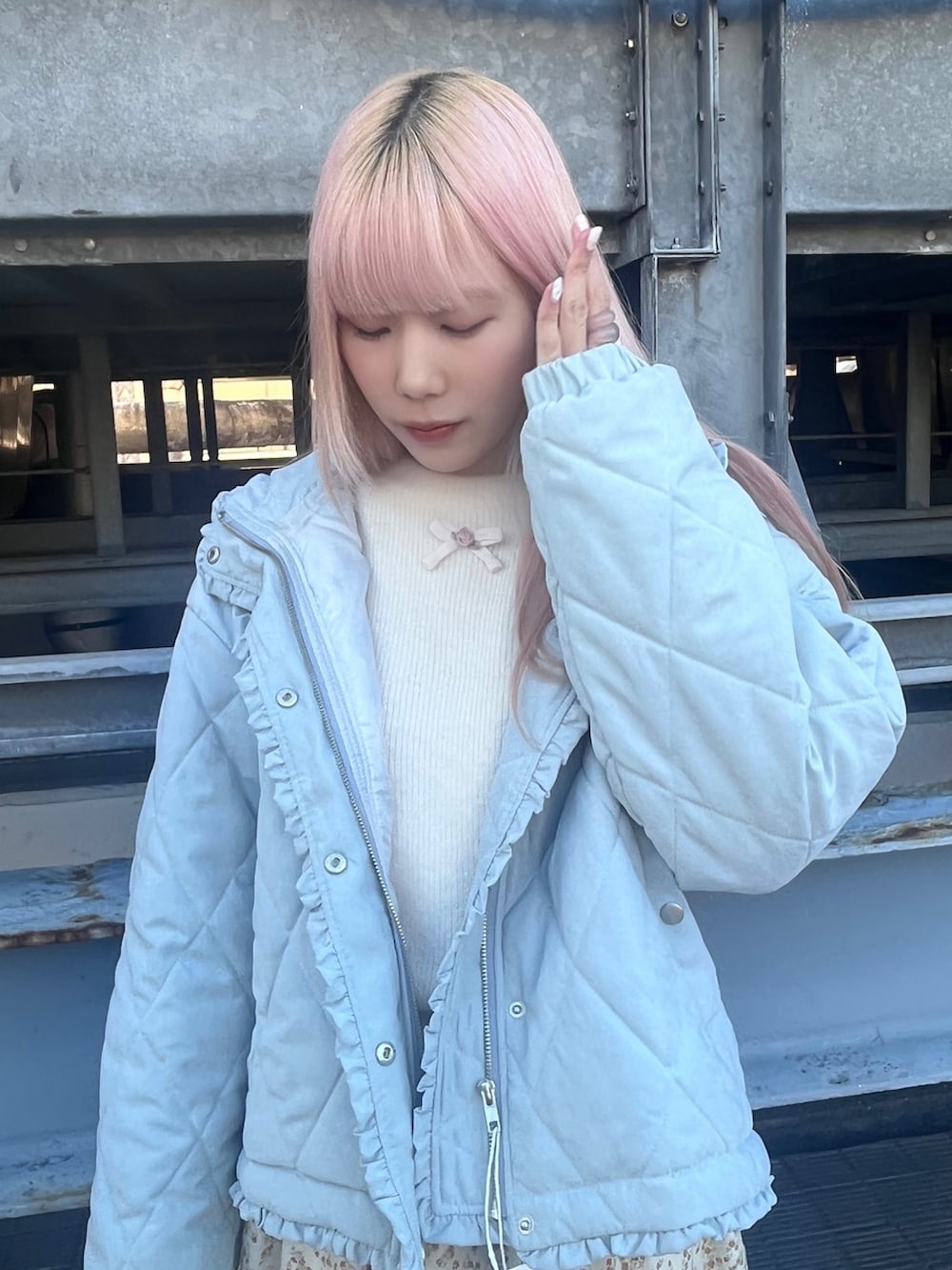 ブルー系のダウンジャケット/コート、ホワイト系のニット/セーター、ホワイト系のスカートを着用したレディースの冬コーディネートの5枚目の写真