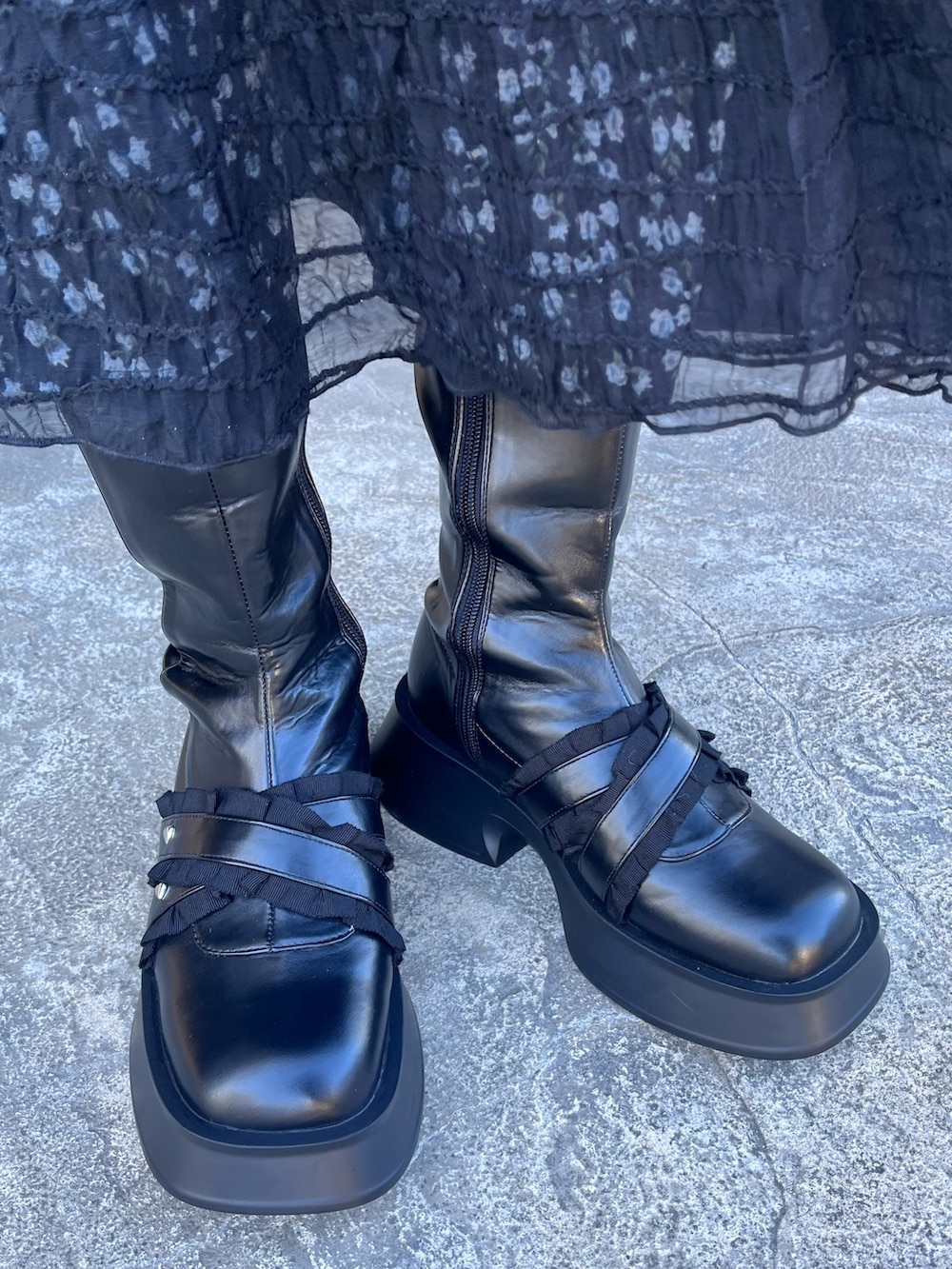 ブラック系のチェスターコート、ブラック系のワンピース、ブラック系のワンピースを着用したレディースの冬コーディネートの8枚目の写真