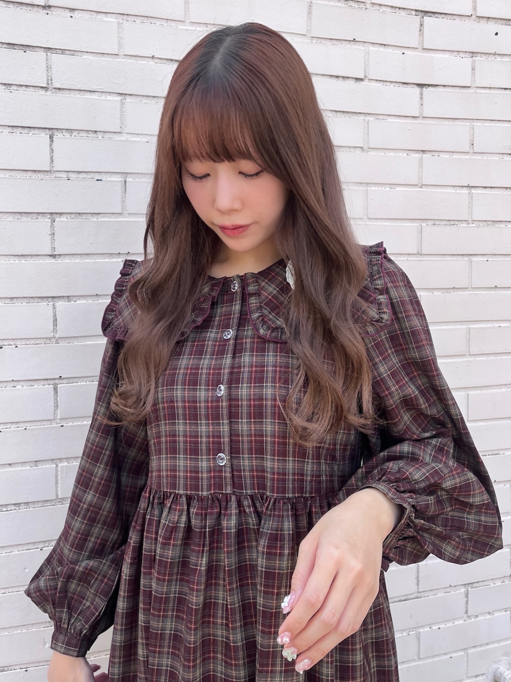 レッド系のワンピース、ホワイト系のサンダルを着用したレディースの秋コーディネートの4枚目の写真