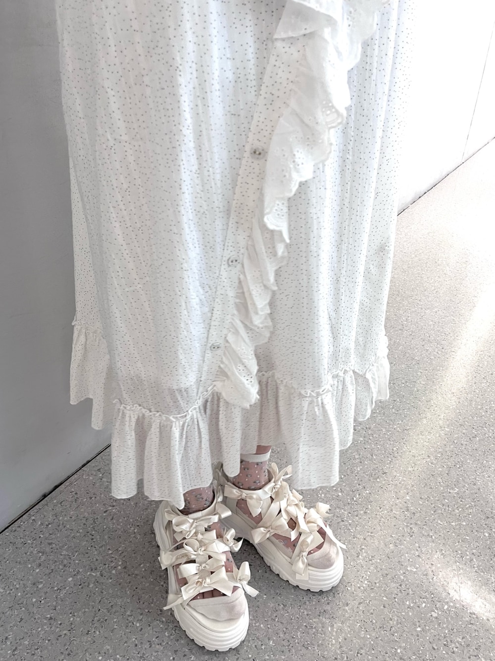 ホワイト系のワンピース、グレー系のTシャツ/カットソー、ホワイト系のサンダルを着用したレディースの夏コーディネートの7枚目の写真