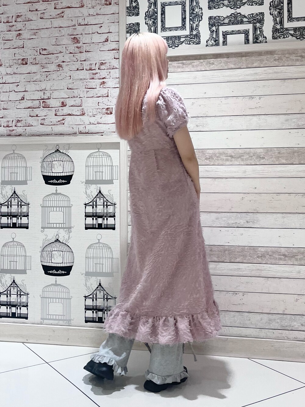 ピンク系のワンピース、グレー系のスウェットパンツ、ブラック系のスニーカーを着用したレディースの夏コーディネートの4枚目の写真